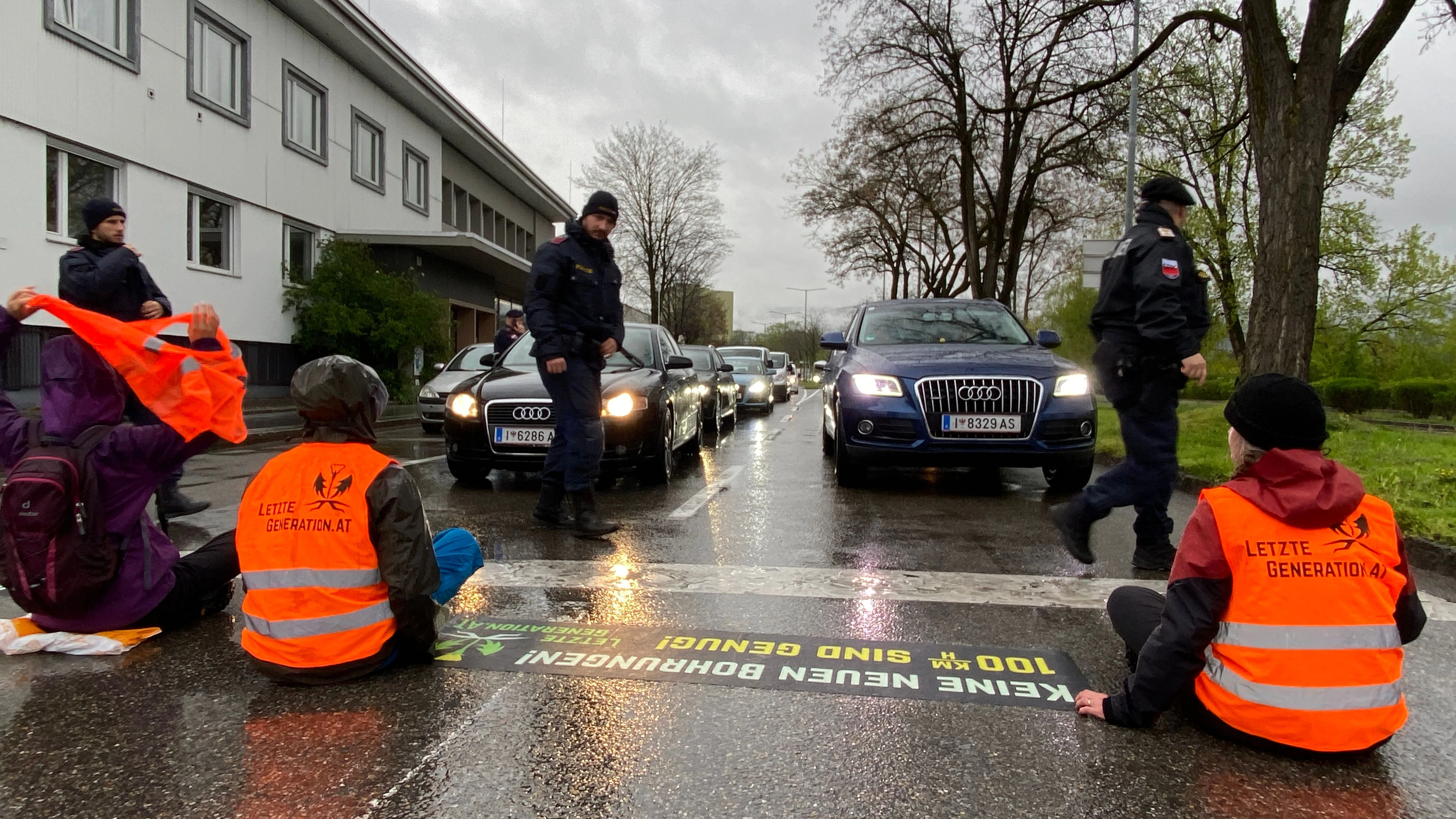 Hupkonzert und Regen – doch Klima-Kleber picken wieder