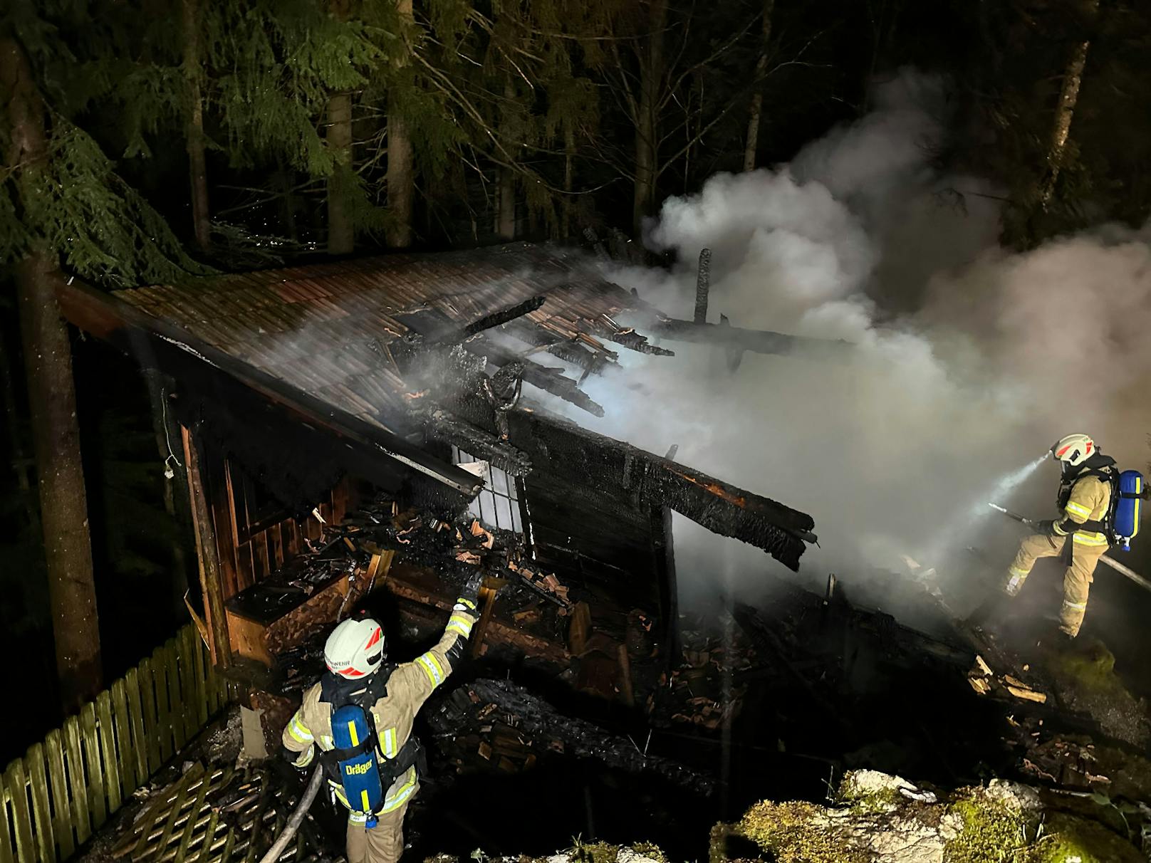 Gleich vier Feuerwehren waren mit einem Vollbrand einer Jagdhütte oberhalb von Ebbs (Bezirk Kufstein) Sonntagabend beschäftigt.