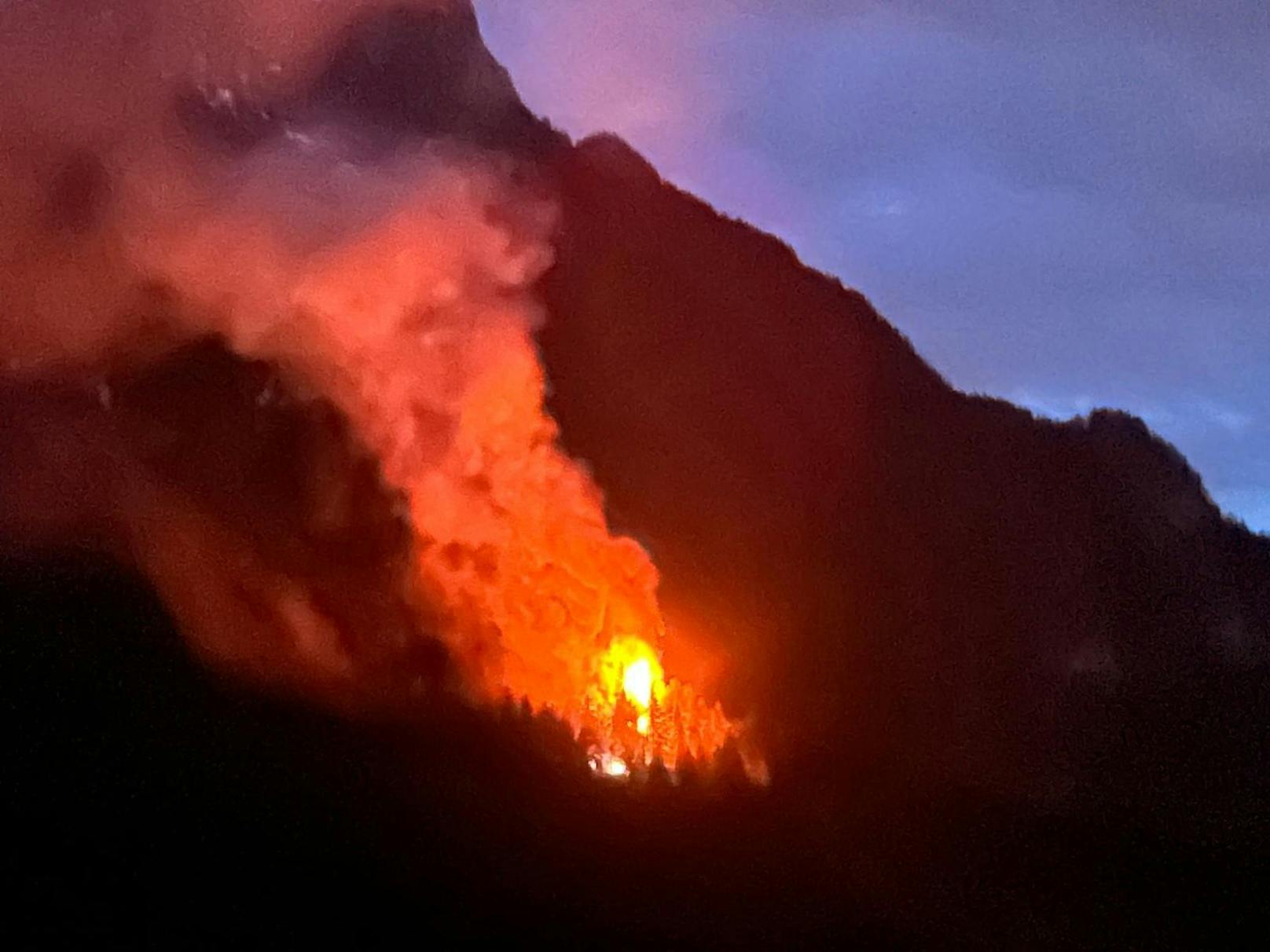 Gleich vier Feuerwehren waren mit einem Vollbrand einer Jagdhütte oberhalb von Ebbs (Bezirk Kufstein) Sonntagabend beschäftigt.