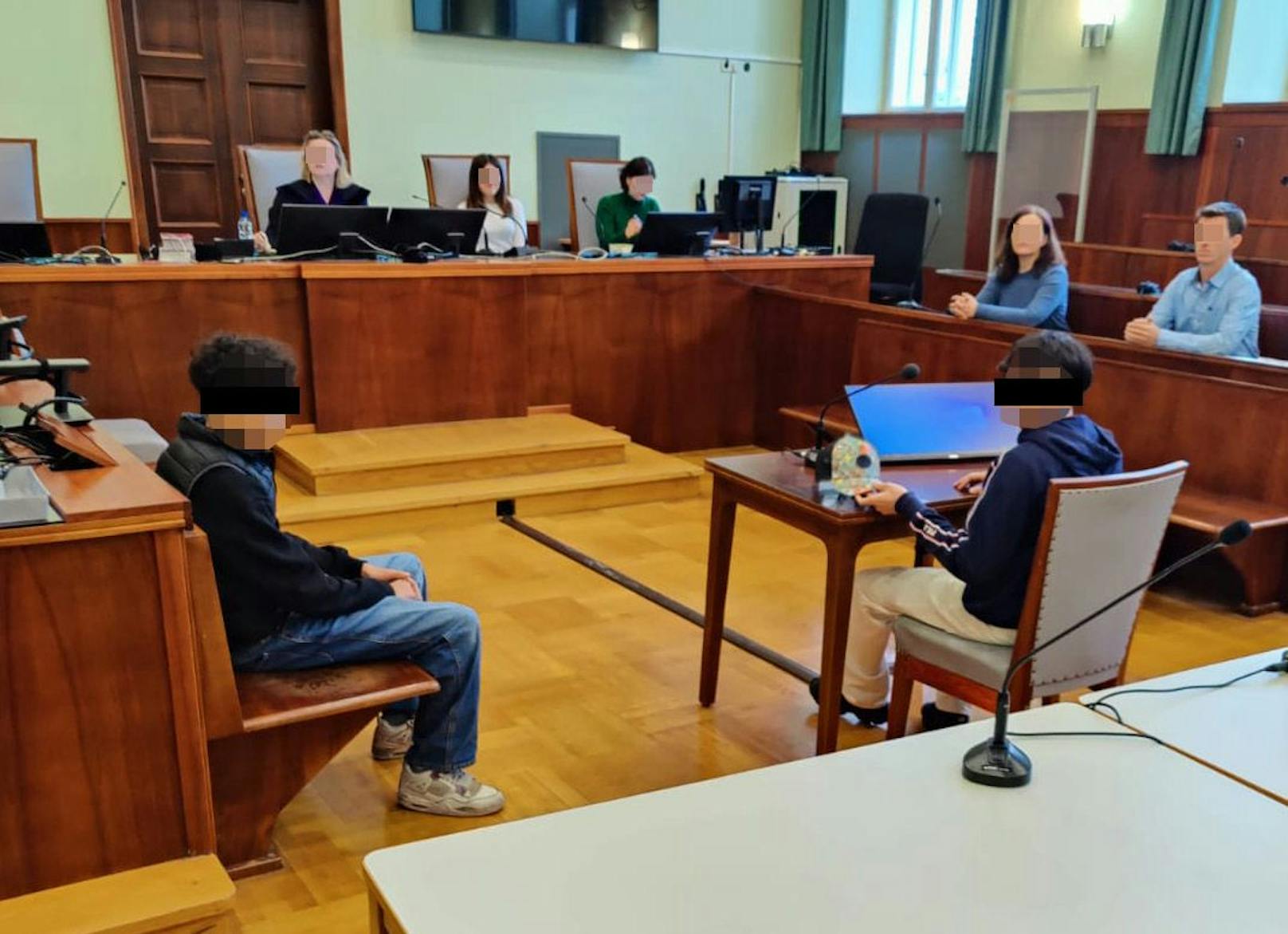 Die beiden Angeklagten (14) in Neustadt vor Gericht.