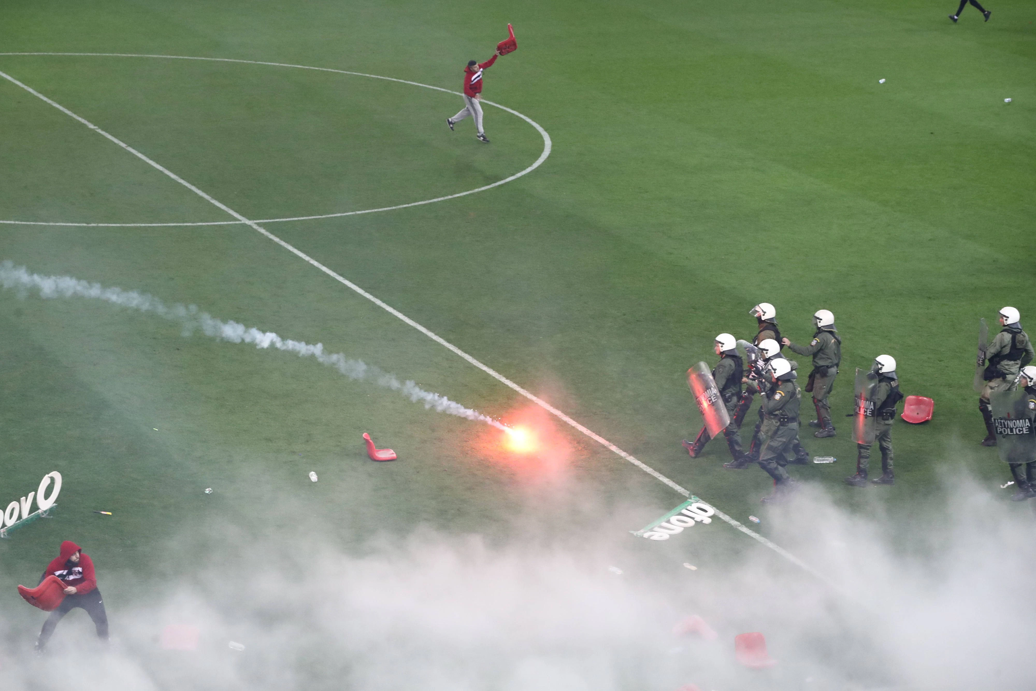 Griechenland Fußball Super League Playoff Saison 2022-2023 Georgios Karaiskakis Stadion Piräus, 23.04.2023 Olympiakos Piräus - AEK Athen 1:3 Nach dem Schlusspfiff kam es zu einer Platzinvasion mit heftigen Zusammenstößen zwischen Olympiakos-Fans und massiven Einheiten der Polizei in Spezialausrüstung. Olympiakos Piräus - AEK Athen *** Greece Football Super League Playoff Season 2022 2023 Georgios Karaiskakis Stadium Piraeus, 23 04 2023 Olympiakos Piraeus AEK Athens 1 3 After the final whistle there was a pitch invasion with violent clashes between Olympiakos fans and massive units of police in special equipment Olympiakos Piraeus AEK Athens PUBLICATIONxNOTxINxGRE ANE5867802