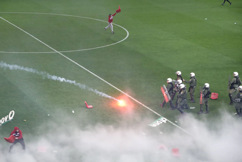 Ultras duellieren sich in Athen am Spielfeld mit der Polizei.