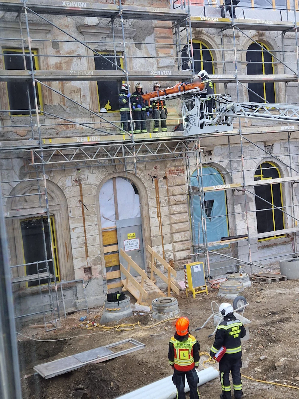 Die Feuerwehrmänner beim Einsatz auf der Baustelle.