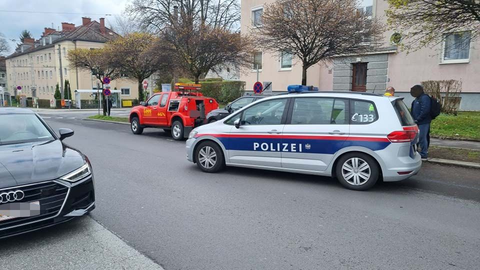 Auf der Linzer Gugl hat die Polizei während Heimspielen des LASK alle Hände voll zu tun. Beim Match gegen Rapid wurden 50 Autos abgeschleppt.