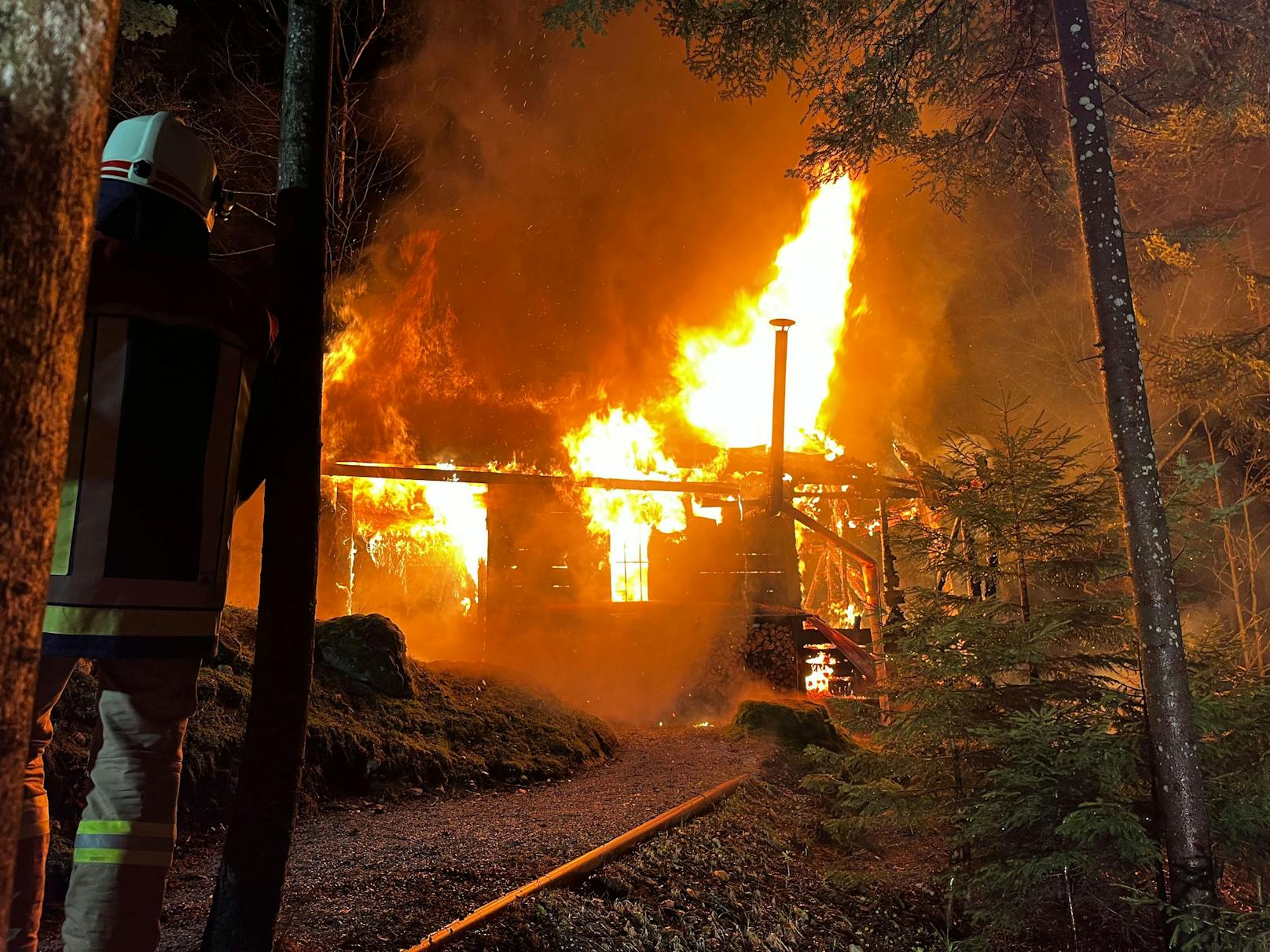 Gleich vier Feuerwehren waren mit einem Vollbrand einer Jagdhütte oberhalb von Ebbs (Bezirk Kufstein) Sonntagabend beschäftigt.