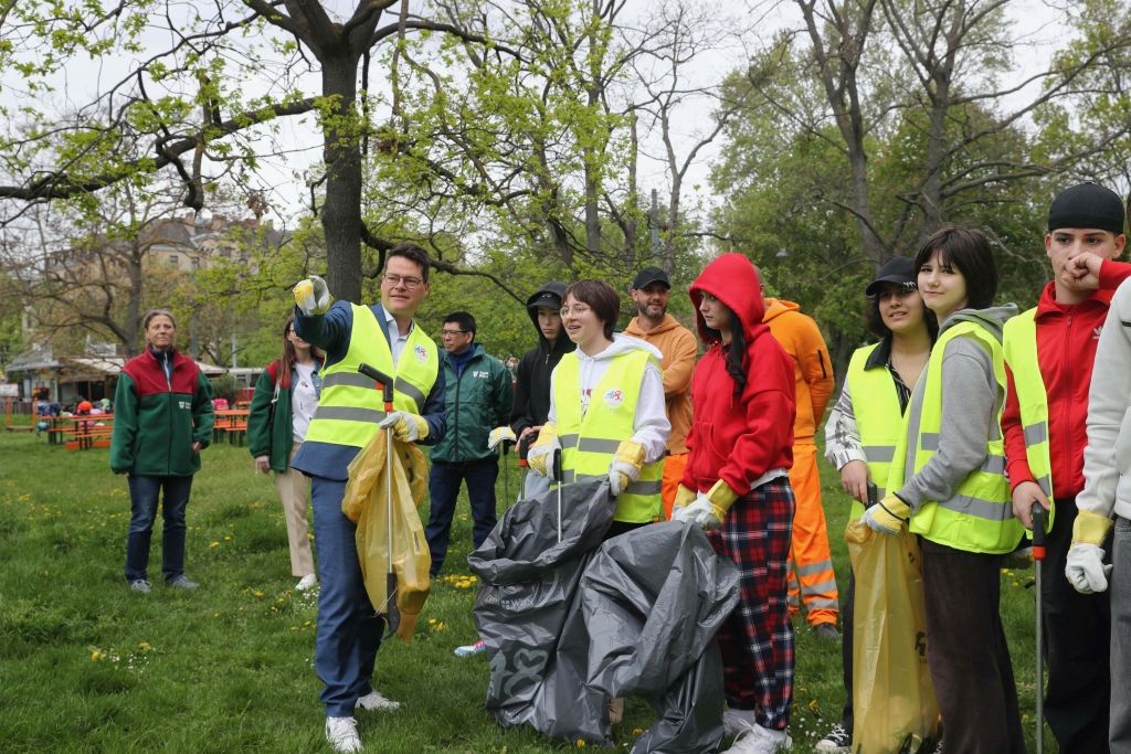 Klimastadtrat Jürgen Czernohorszky räumte mit Schülern und Schülerinnen auf. 