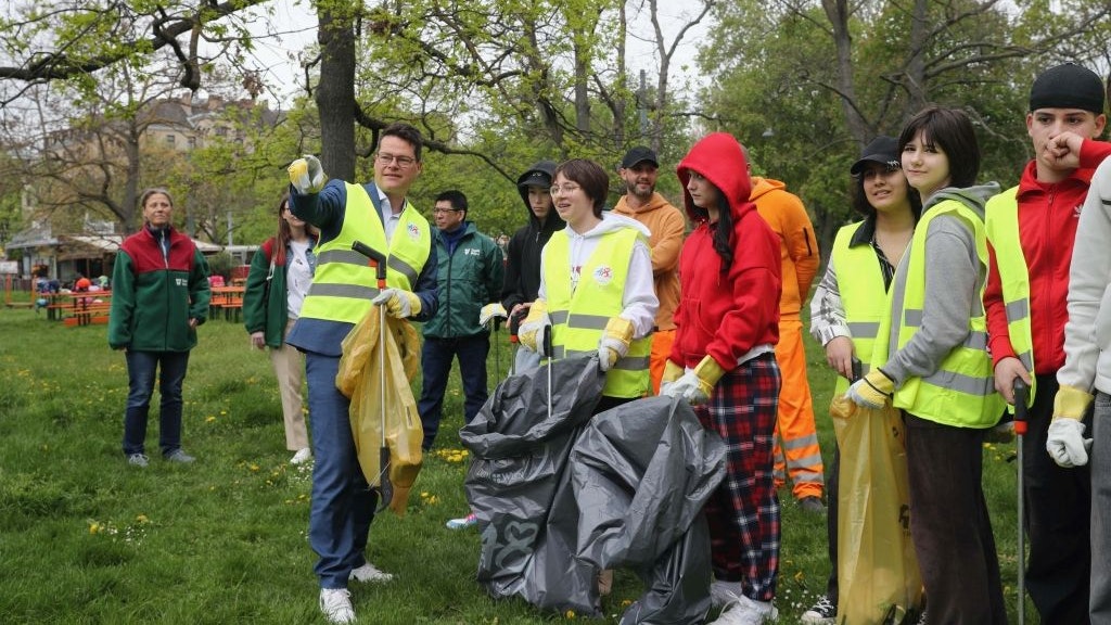 Klimastadtrat Jürgen Czernohorszky räumte mit Schülern und Schülerinnen auf. 