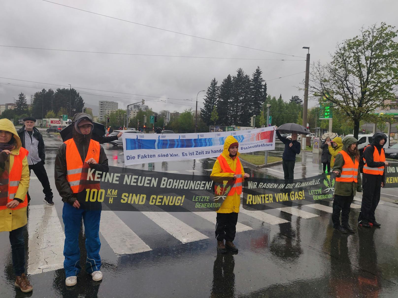 Regennasse Straßen und Autofahrer, die aus Frust zum Hupkonzert ansetzten – beides konnte die Aktivisten der "Letzten Generation" am Montag in Innsbruck wenig ...