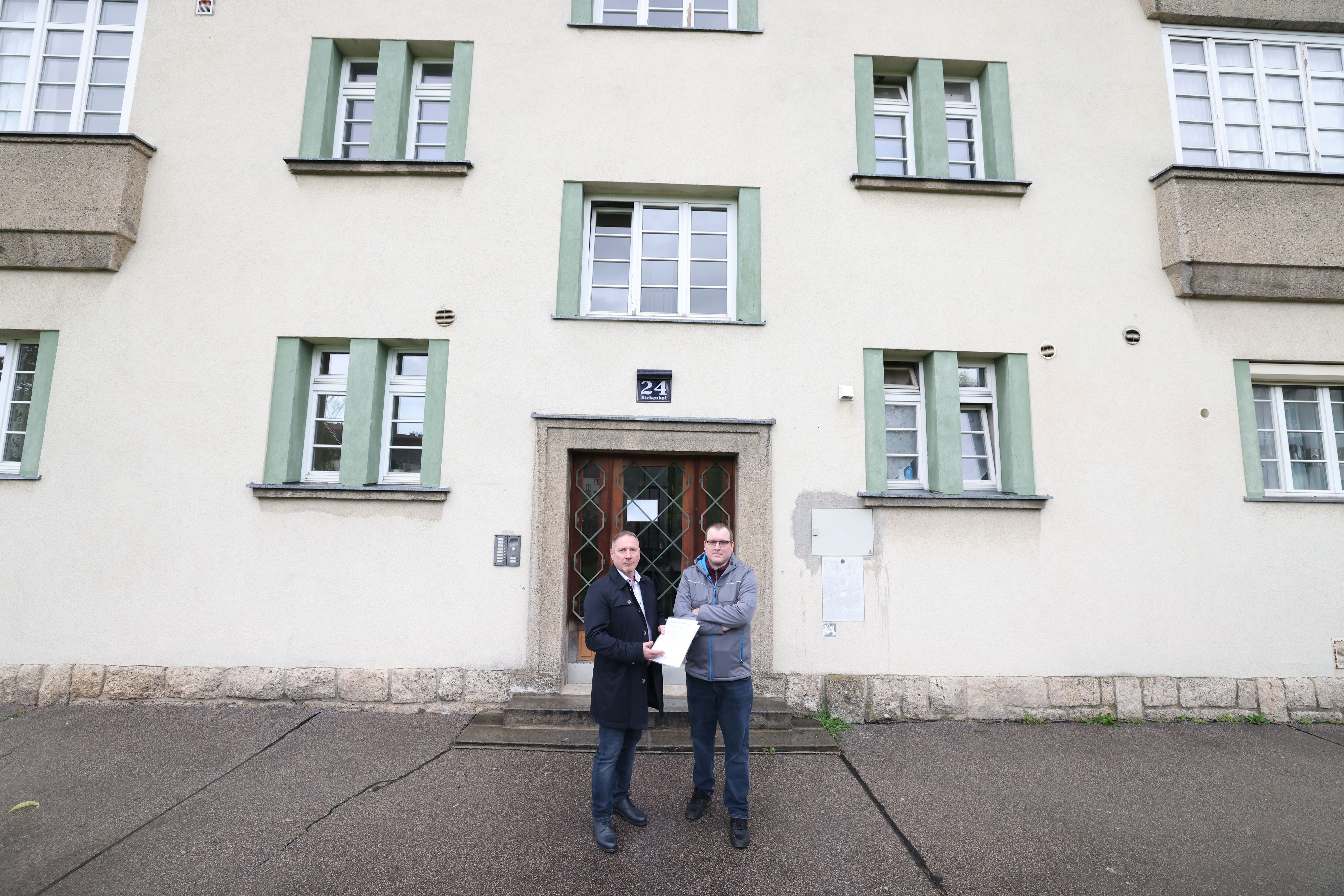 Jürgen P. (re.) weiß seit dem Einzug seines Nachbarn nicht mehr weiter. Er wandte sich an FP-Wohnbau-Ombudsmann Michael Niegl.