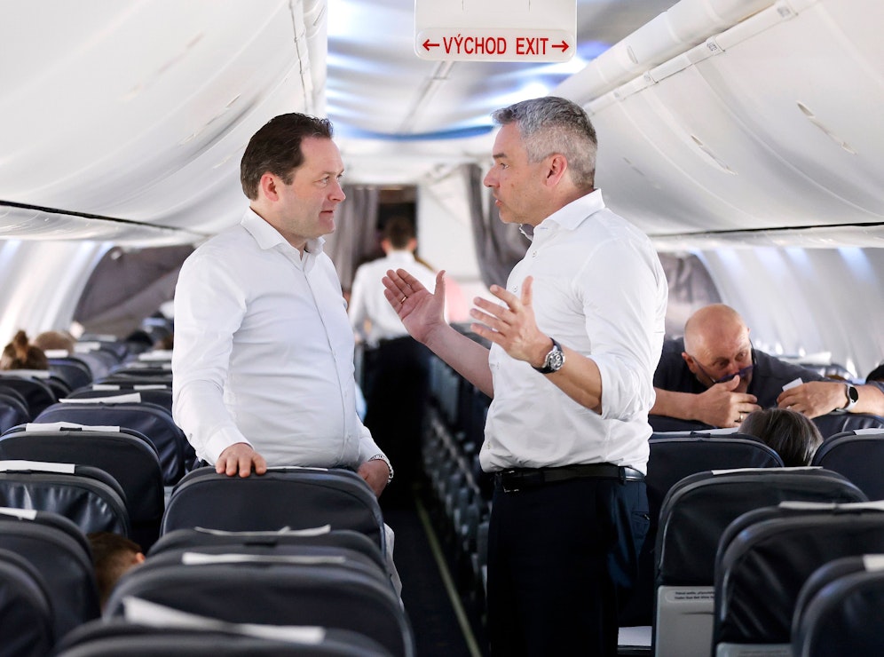 Kanzler Nehammer und Landwirtschaftsminister Norbert Totschnig am Weg nach Afrika.