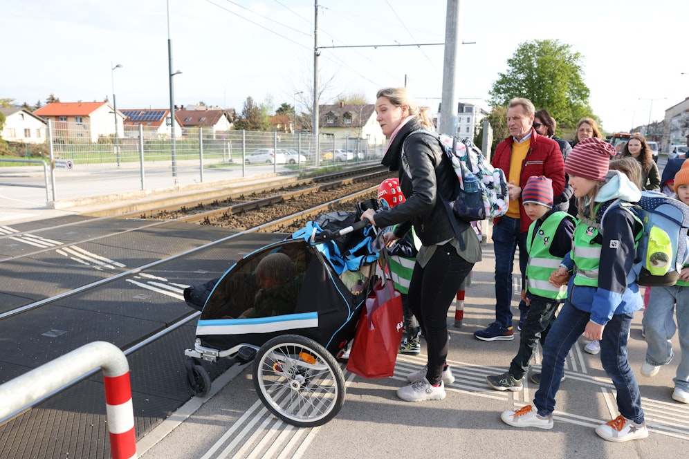 Durch den gemeinsamen Schulweg sollen die Kinder auch etwas über Verkehrssicherheit lernen.