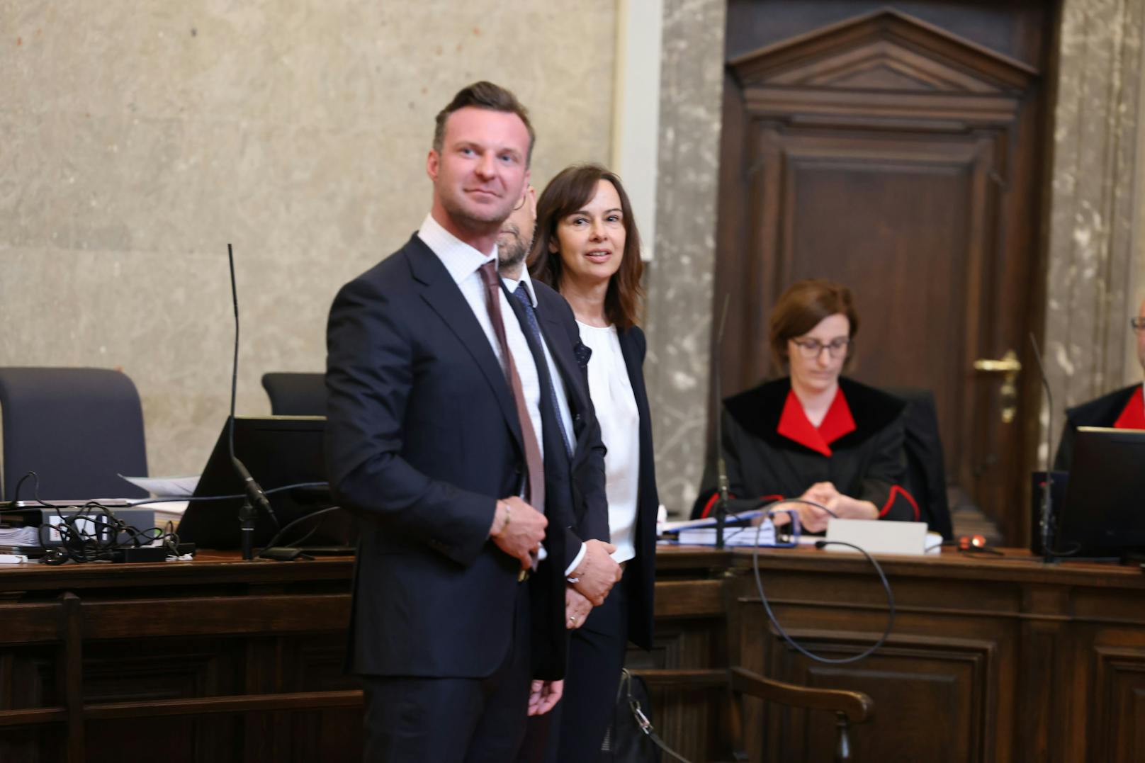 Der Prozess gegen Sophie Karmasin am Wiener Landesgericht beginnt: Mit kurzer Verspätung traf die Ex-Politikerin mit Star-Anwalt Philipp Wolm ein.