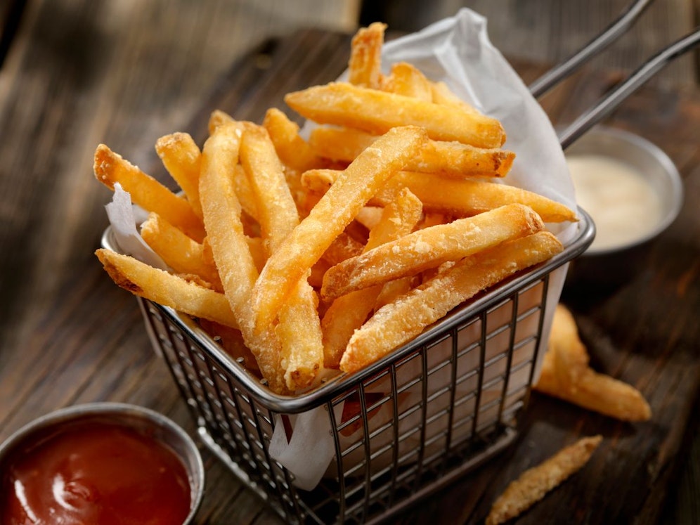 Knusprig, kross und heiß: Pommes frites sind eine gern gegessene Beilage. Jedoch vermuten die Forscher, dass Acrylamid, eine Chemikalie, die beim Frittieren, entsteht, für das erhöhte Risiko von Angstzuständen und Depressionen verantwortlich ist.