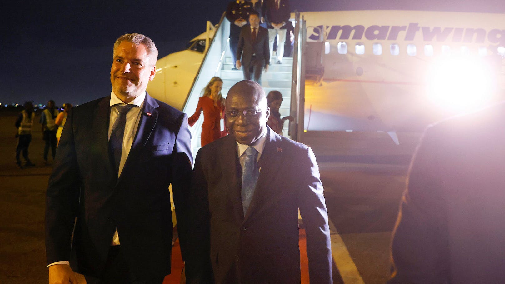 Roter Teppich statt Kanzleramt: Nehammer wird in Angola von Außenminister Tete Antonio empfangen.