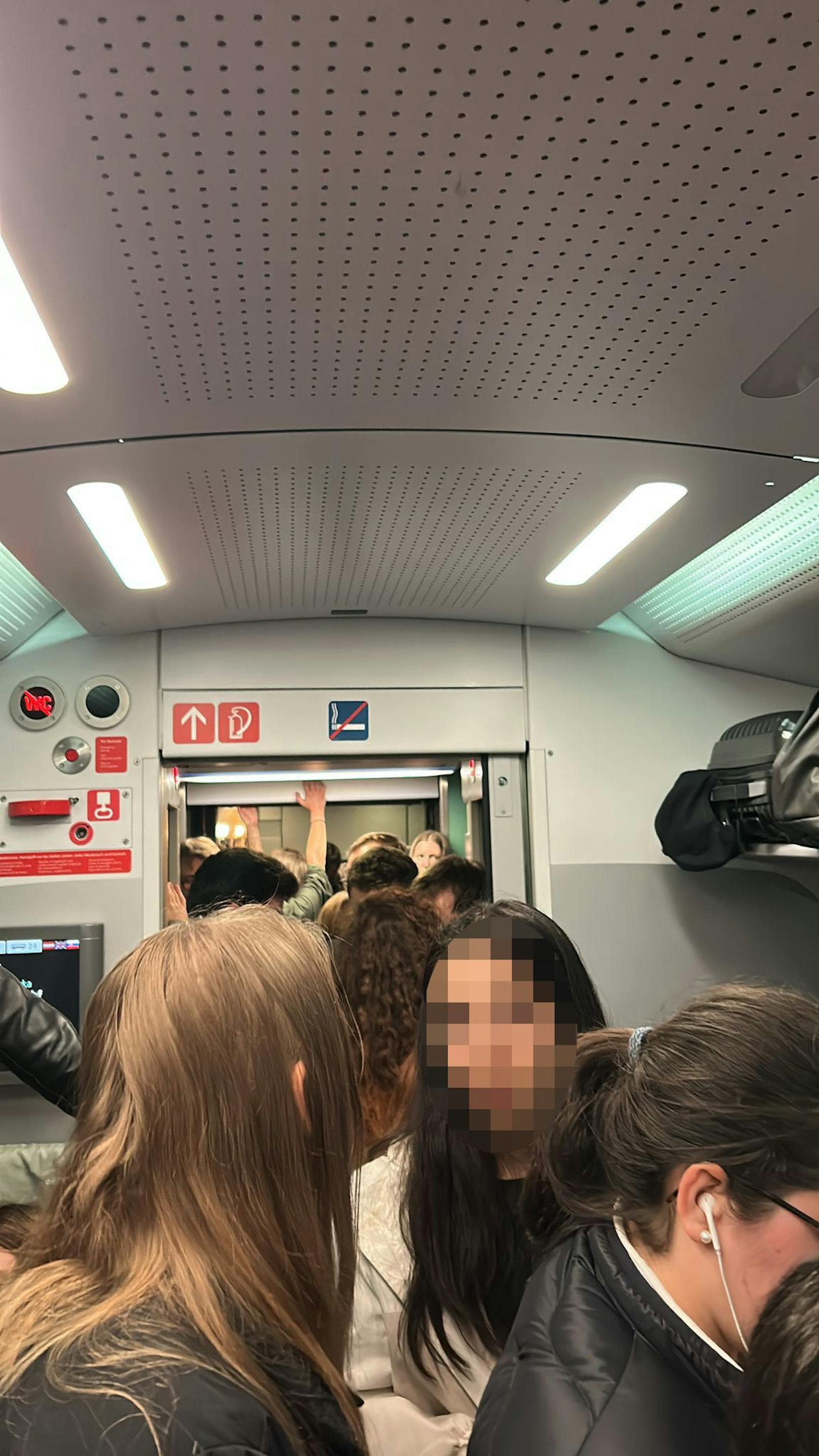 Der Zug war überfüllt.
