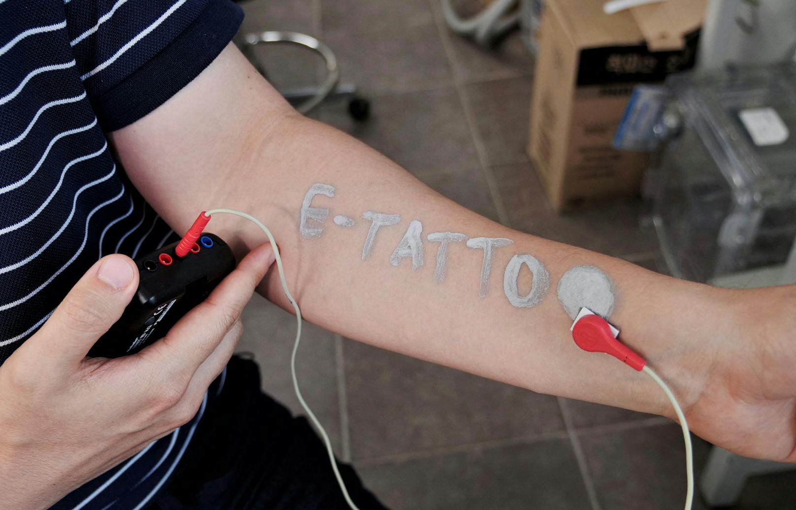Sieht so die Zukunft aus? Ein elektronisches Tattoos gibt Auskunft über Vitalwerte wie Puls und Blutzucker.