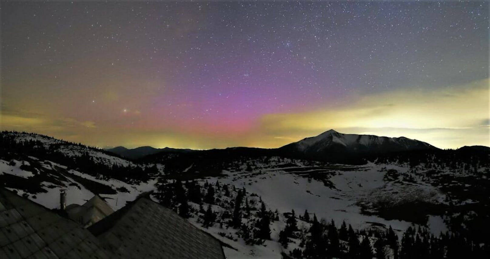 Ein seltenes Naturschauspiel: Nordlichter über den Bergen Österreichs.