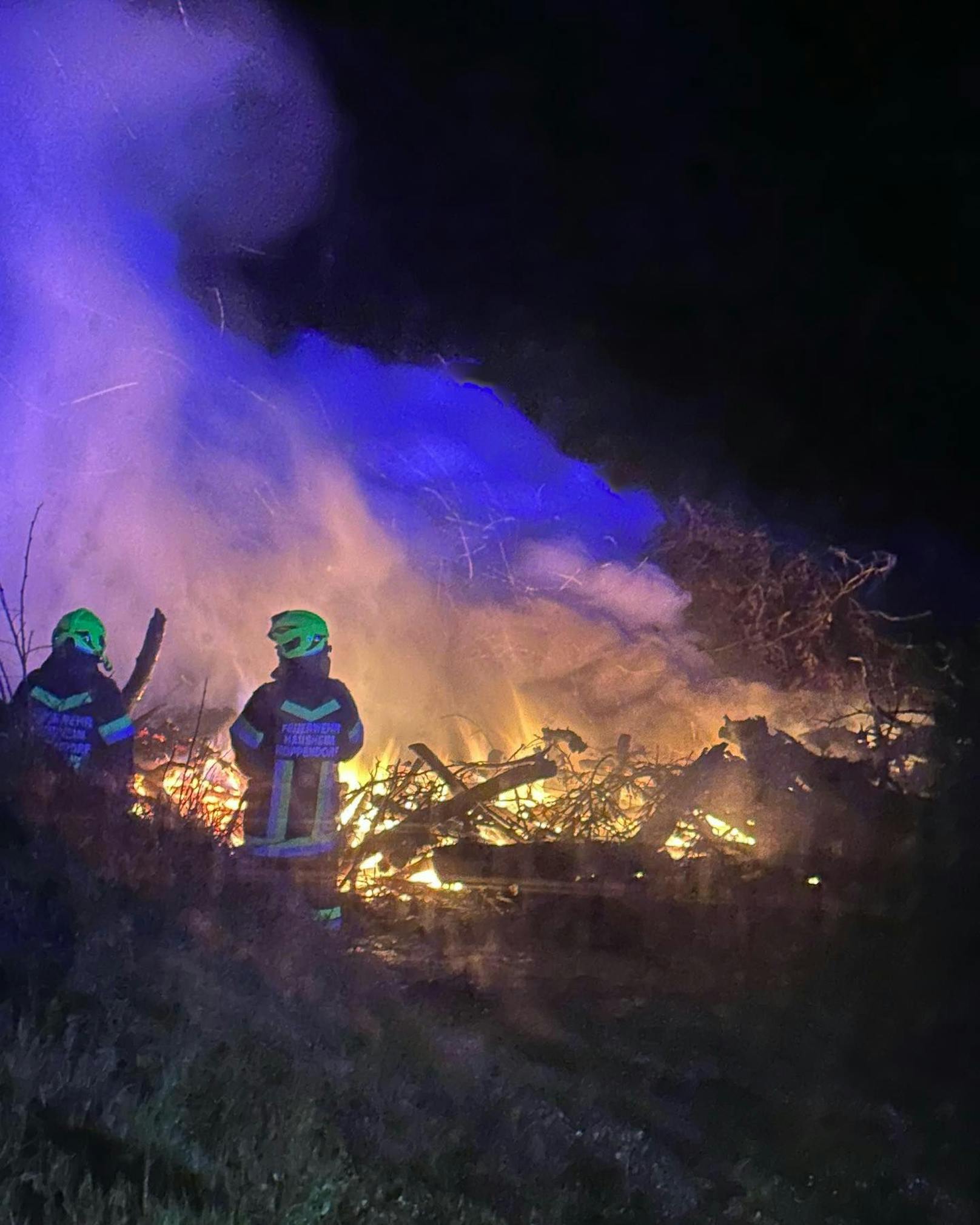 Durch die Brandlegungen entstand ein Gesamtschaden im mittleren fünfstelligen Eurobereich.