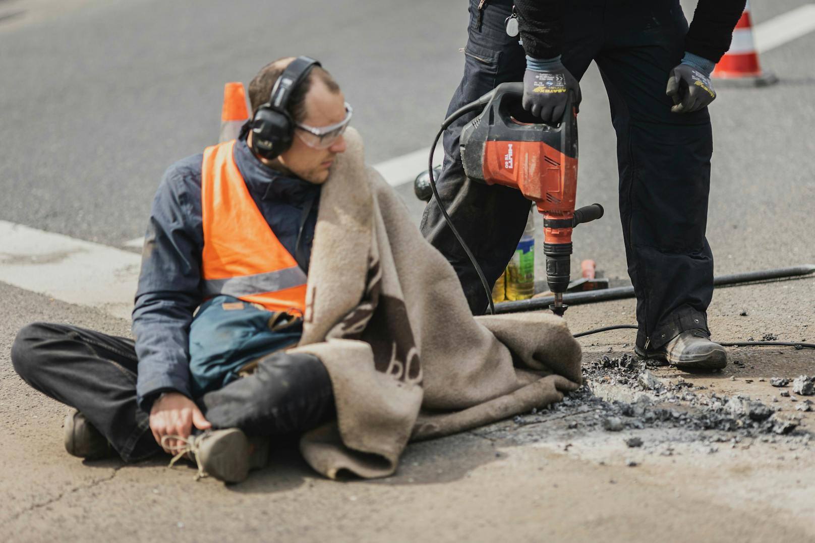 Die Berliner Polizei musste zum Presslufthammer greifen, um Klimakleber Mischa Bareuther (34) vom Asphalt zu lösen.