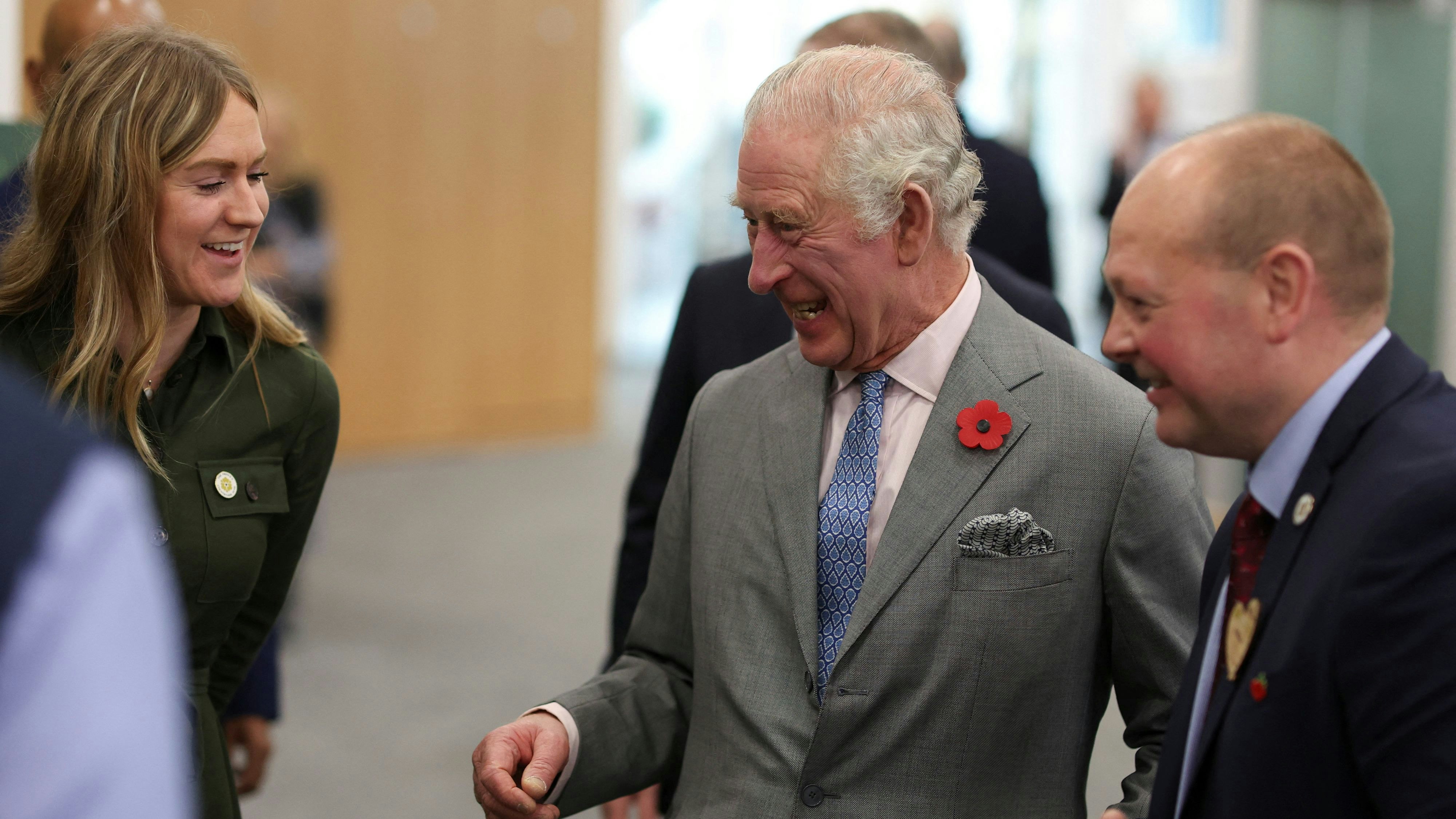 Download von www.picturedesk.com am 25.04.2023 (13:30).  King Charles III laughs during a visit to the head office of Morrisons in Bradford, West Yorkshire, where he is meeting members of the Morrisons Farming, Community, Sustainability and Apprenticeship programmes to learn about their work. Picture date: Tuesday November 8, 2022. - 20221108_PD4743 - Rechteinfo: Rights Managed (RM)