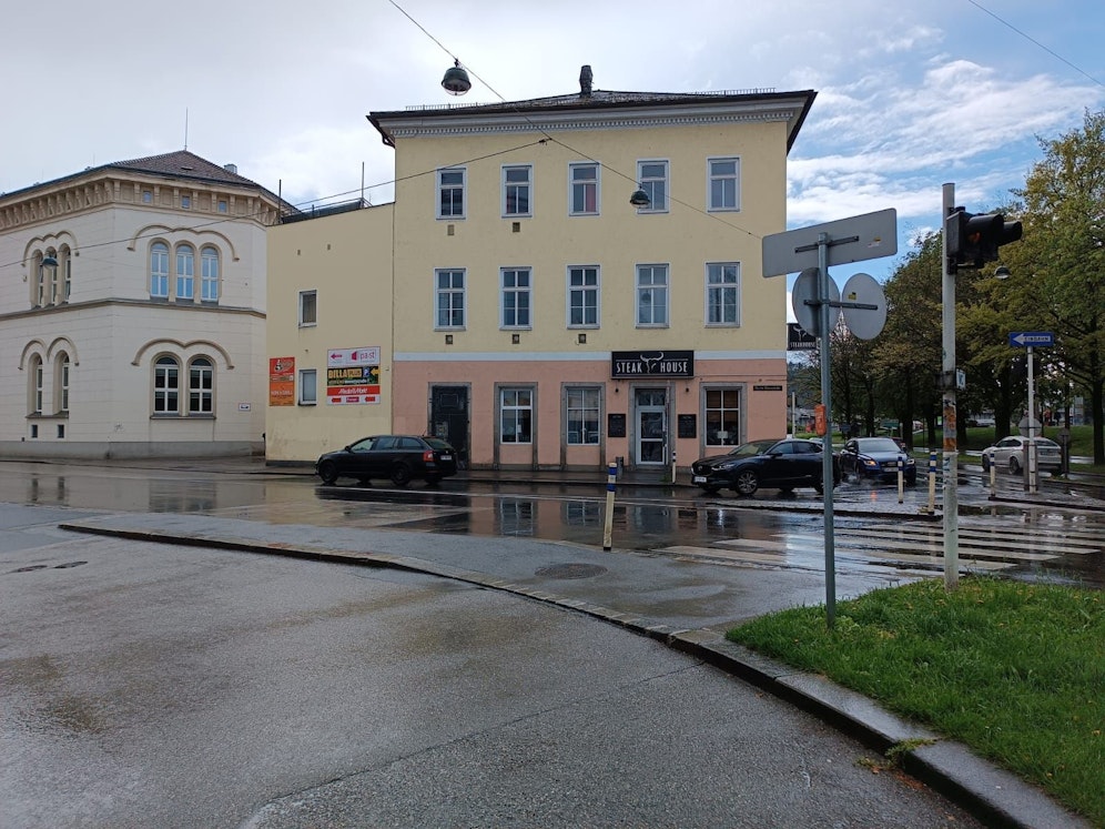 Auf diesem Hausdach soll die 20-Jährige nach Misshandlungen um Hilfe geschrien haben.