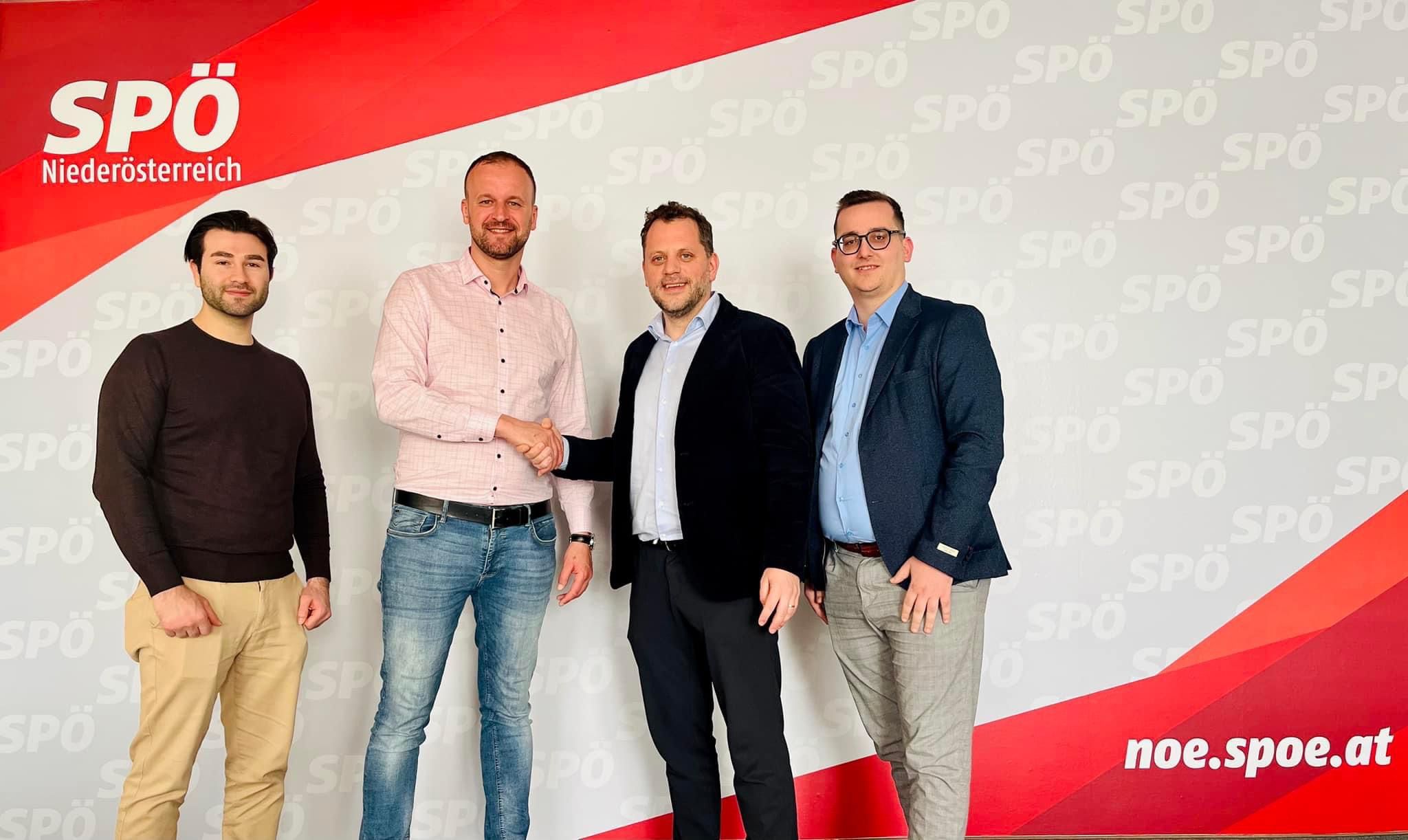 Die Mitglieder der SPÖ-Sektion NOVA Admir Mehmedovic (Mitte links), Fidan Limani und Mert Özsecgin mit SPÖ-NÖ-Landesgeschäftsführer Wolfgang Zwander / FC: SPÖ NÖ