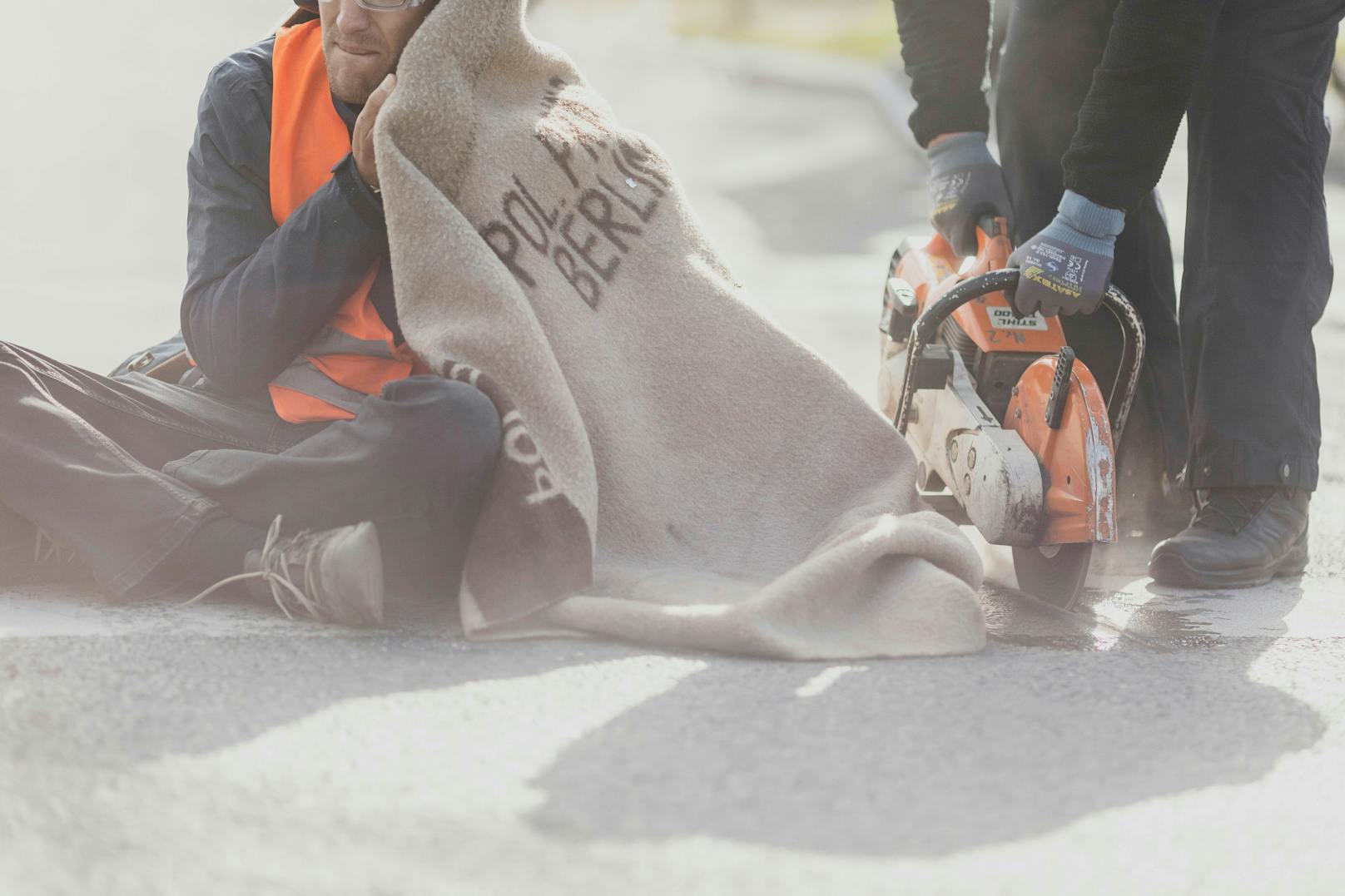 Die Berliner Polizei musste zum Presslufthammer greifen, um Klimakleber Mischa Bareuther (34) vom Asphalt zu lösen.