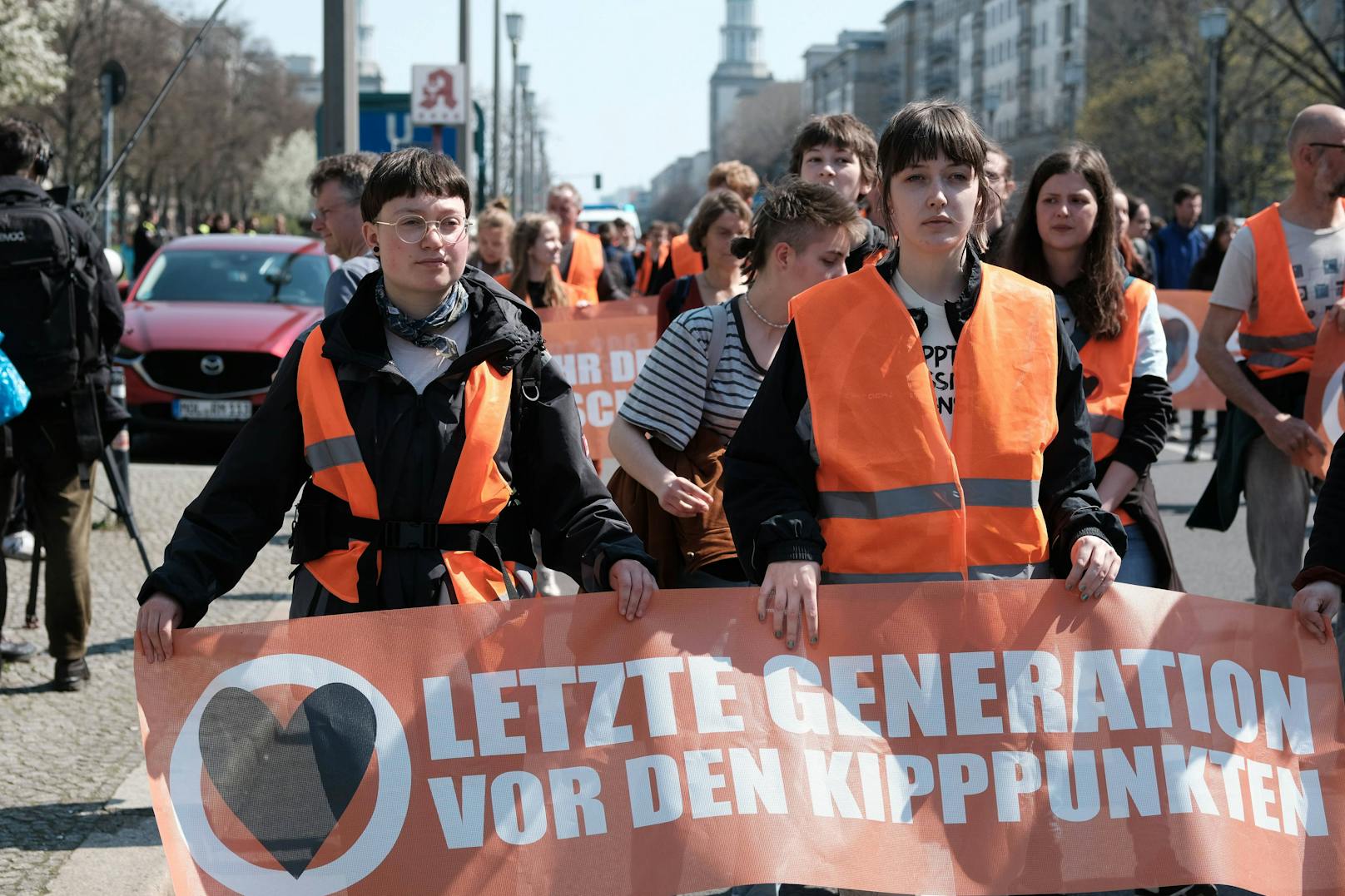 Mitglieder der "Letzten Generation" legten am Montag mit ihren Protestaktionen den Verkehr in ganz Berlin lahm. 