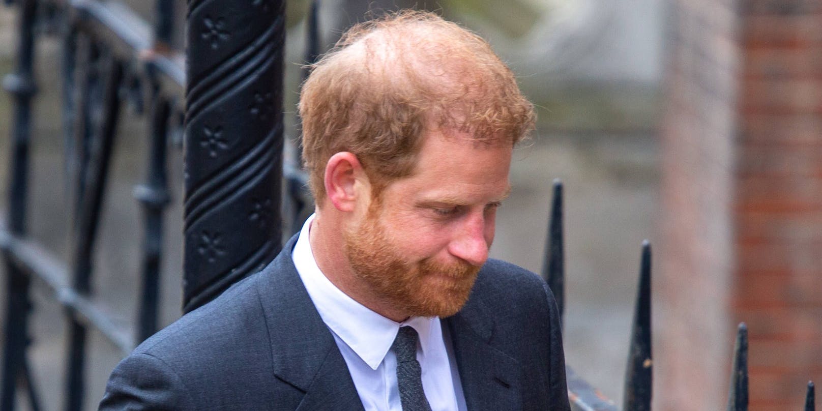 Prinz Harry fällt aktuell mit einem Bild auf, auf dem er mit einer ungewohnten Haarpracht zu sehen ist.