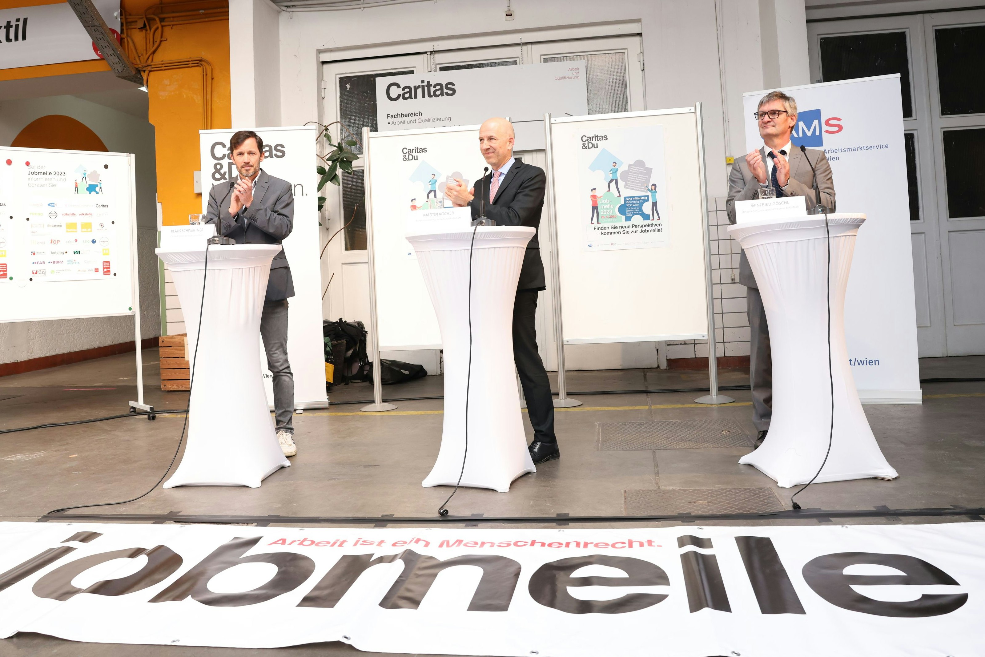 "Arbeit ist ein Menschenrecht", lautet der Titel der Jobmeile, die von Caritas Wien-Chef Klaus Schwertner, Arbeitsminister Martin Kocher und dem designierten Geschäftsführer des AMS Wien, Winfried Göschl, eröffnet wurde.