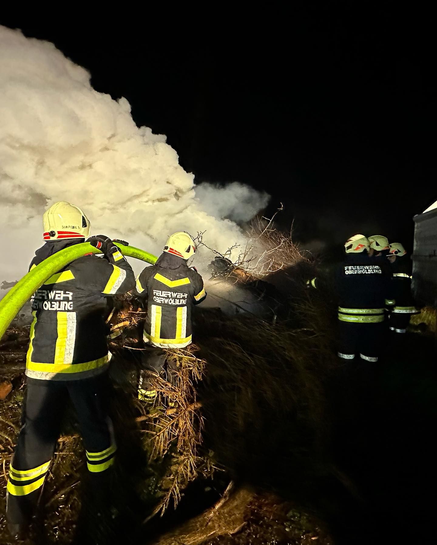 Der Verdächtige entzündete einen Holzhaufen auf einem landwirtschaftlichen Anwesen.