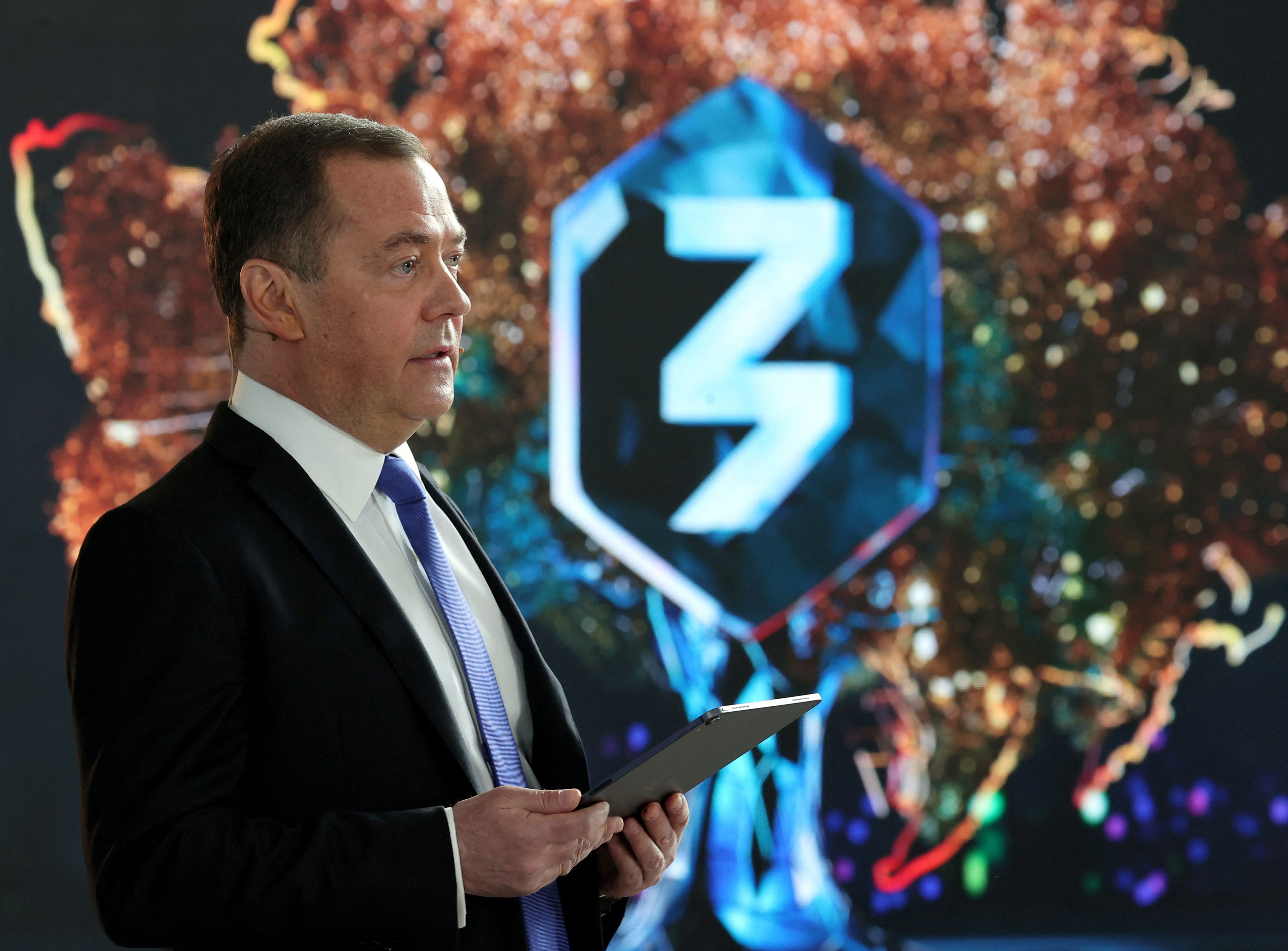 Der frühere russische Präsident und Putin-Intimus Dmitri Medwedew hat erneut offen mit dem Einsatz von nuklearen Waffen gedroht. 