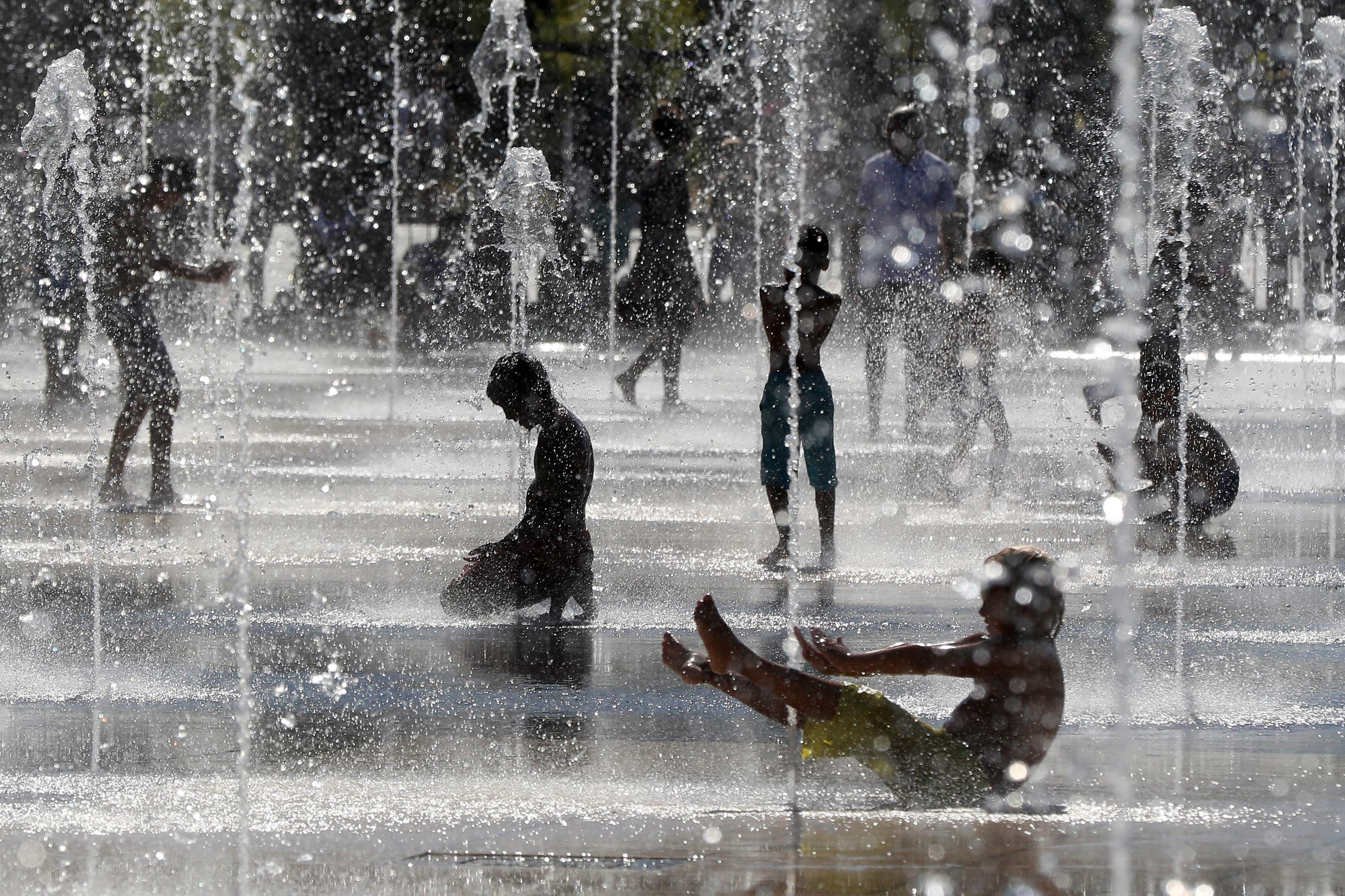 Download von www.picturedesk.com am 25.04.2023 (13:31).  (FILES) This file photo taken on August 23, 2016 shows Children cooling off as they play in fountains on a hot summer day in Nice, on the French Riviera. .The Earth set a series of dire records in 2016, including hottest year in modern times, highest sea level and most heat-trapping gases ever emitted, a global climate report said on August 10, 2017. A range of key climate and weather indicators show the planet is growing increasingly warm, a trend that shows no signs of slowing down, said the annual State of the Climate Report."Last year's record heat resulted from the combined influence of long-term global warming and a strong El Nino early in the year," said the report. / AFP PHOTO / VALERY HACHE - 20160823_PD10987 - Rechteinfo: Rights Managed (RM) Nur für redaktionelle Nutzung! Werbliche Nutzung erfordert Freigabe: bitte schicken Sie uns eine Anfrage.