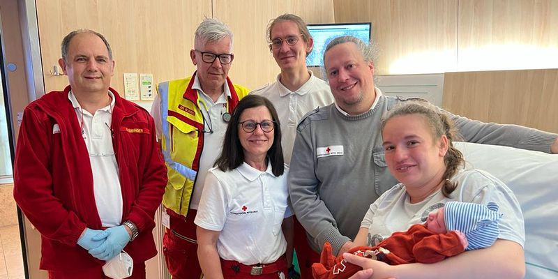 Oliver und seine Mama Klaudia mit dem Ärzte- und Rettungsteam