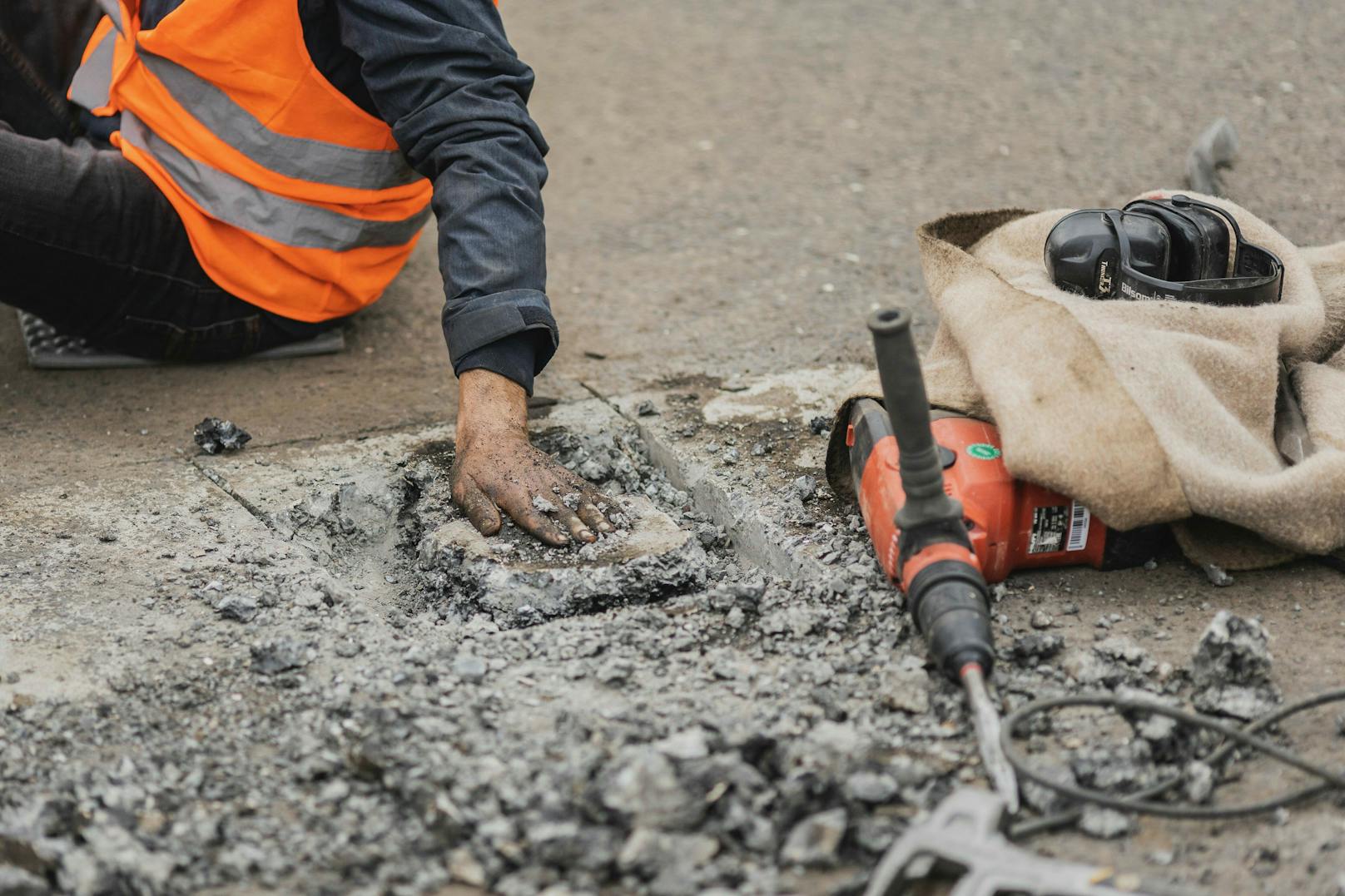 Die Berliner Polizei musste zum Presslufthammer greifen, um Klimakleber Mischa Bareuther (34) vom Asphalt zu lösen.