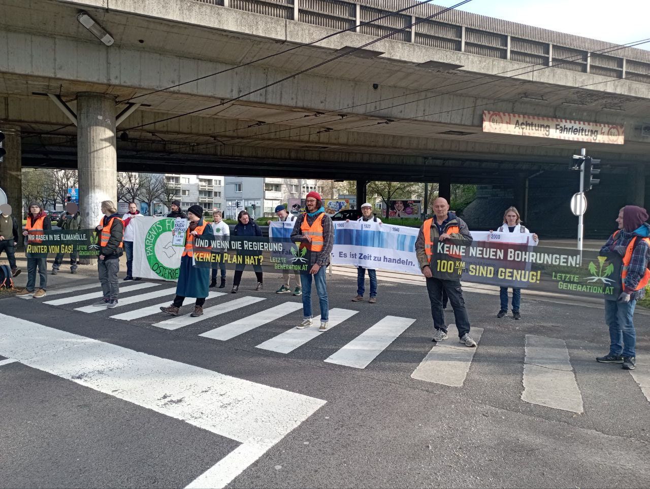 Die "Letzte Generation" blockierte in Linz zwei Autobahn-Abfahrten.
