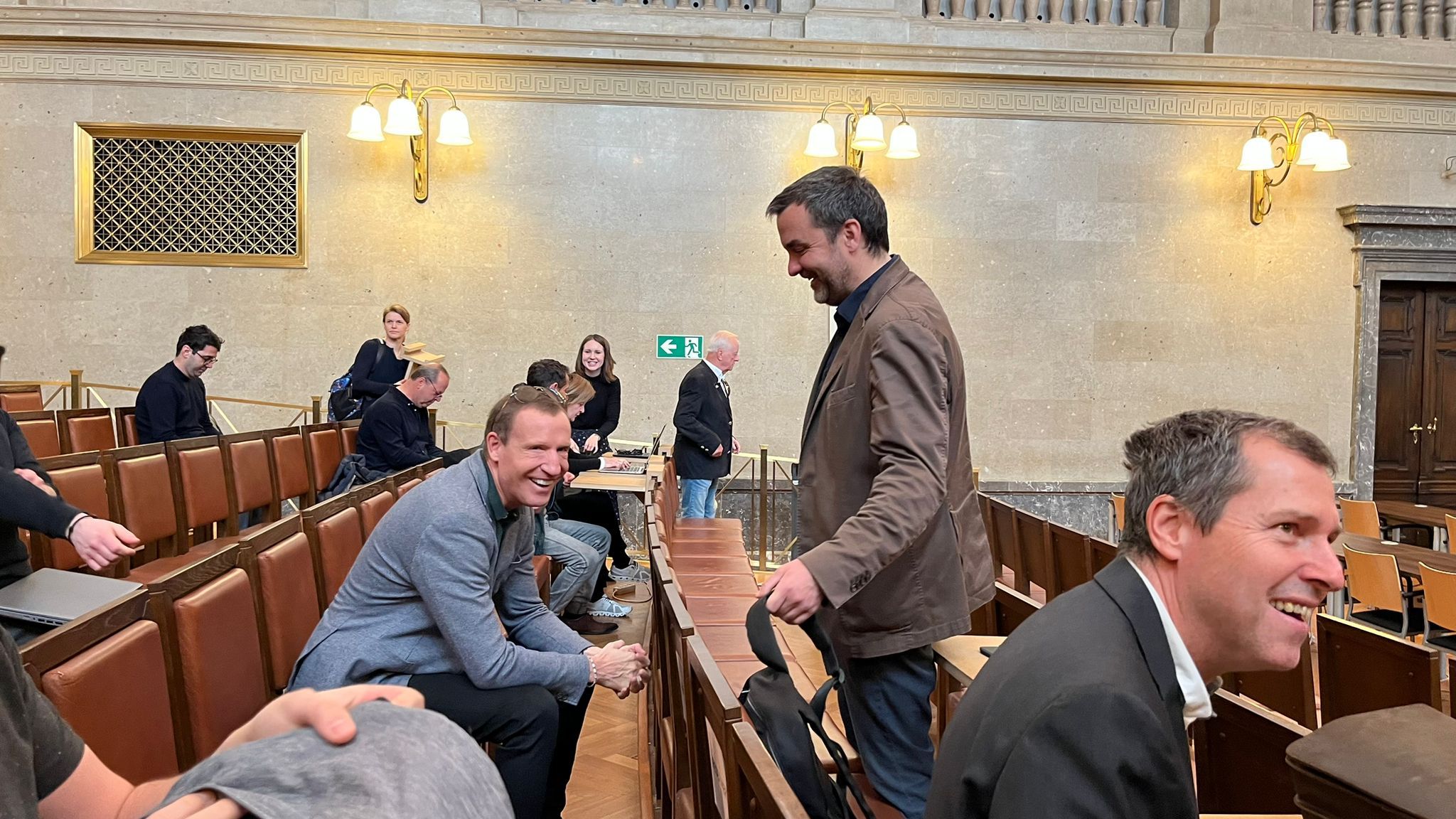 Stefan Petzner im Smalltalk mit Florian Klenk vor dem Prozesstart