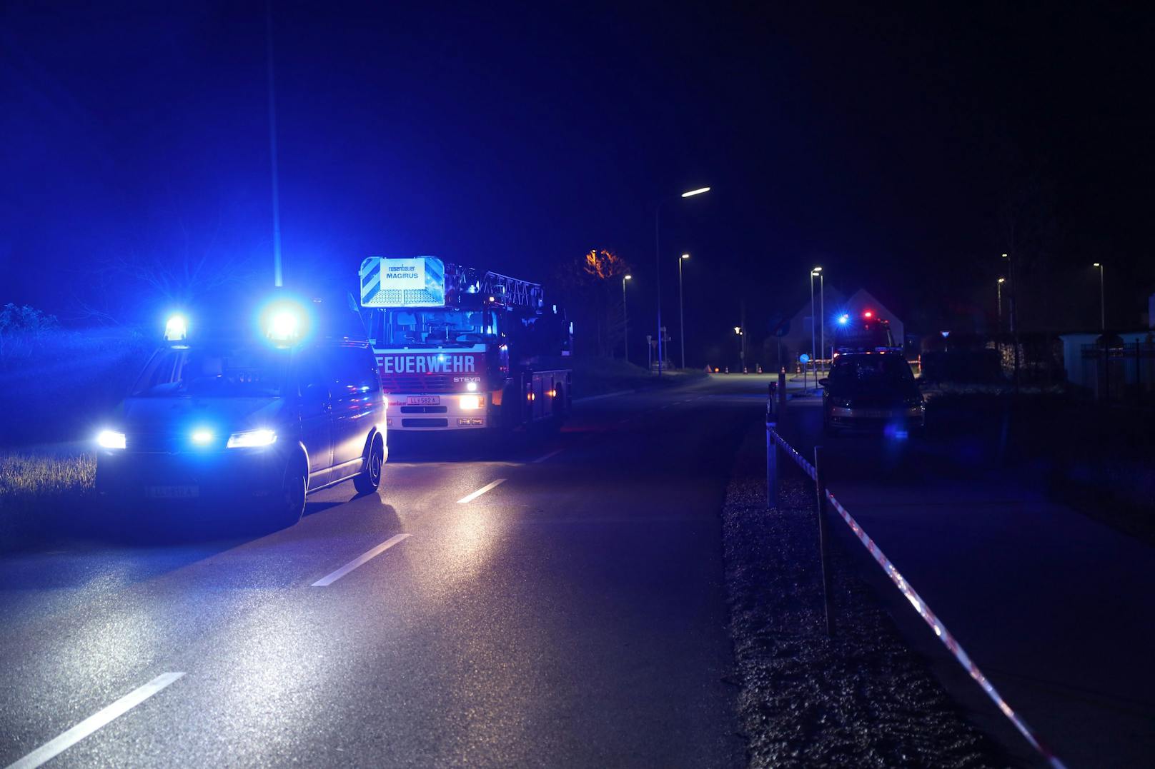 In der Nacht auf Mittwoch ist in einem Wohngebäude in Enns (Bezirk Linz-Land) ein Brand ausgebrochen. Feuerwehr, Rettungsdienst und Polizei standen im Einsatz.