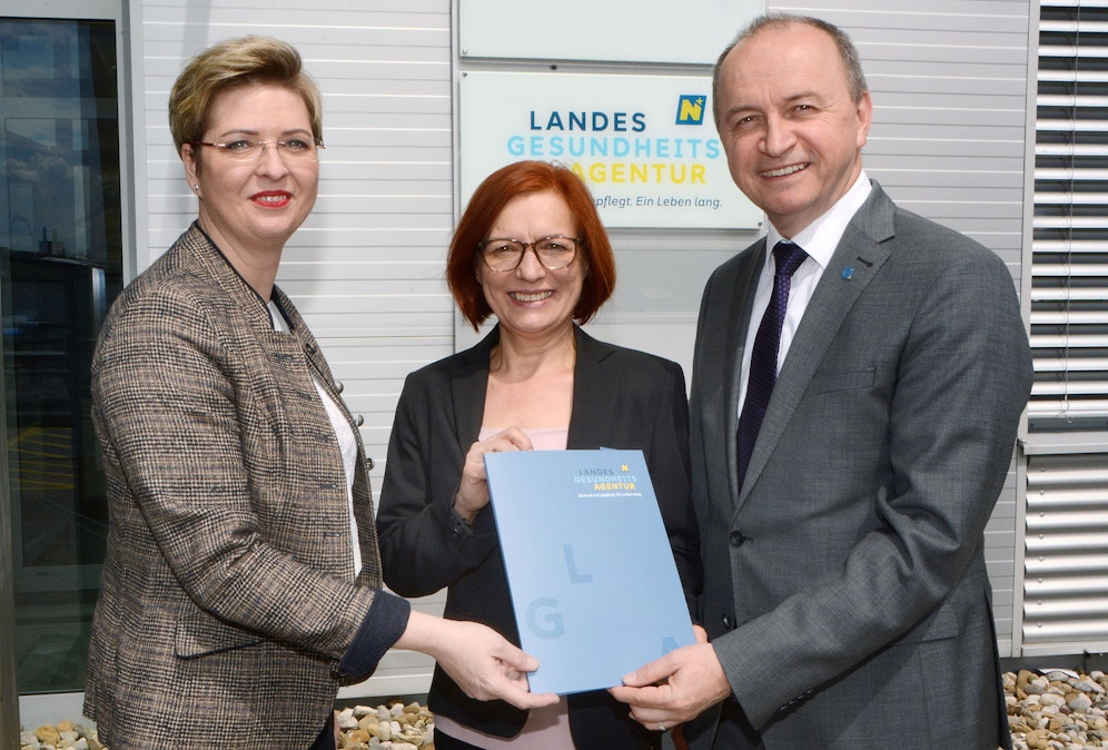 v.l.n.r.: Susanne Gröschel (Leiterin Abteilung Strategie und Qualität Pflege, NÖ LGA), Beatrix Cmolik (Vorsitzende des NÖ Hebammengremiums), Konrad Kogler (Vorstand, NÖ LGA)