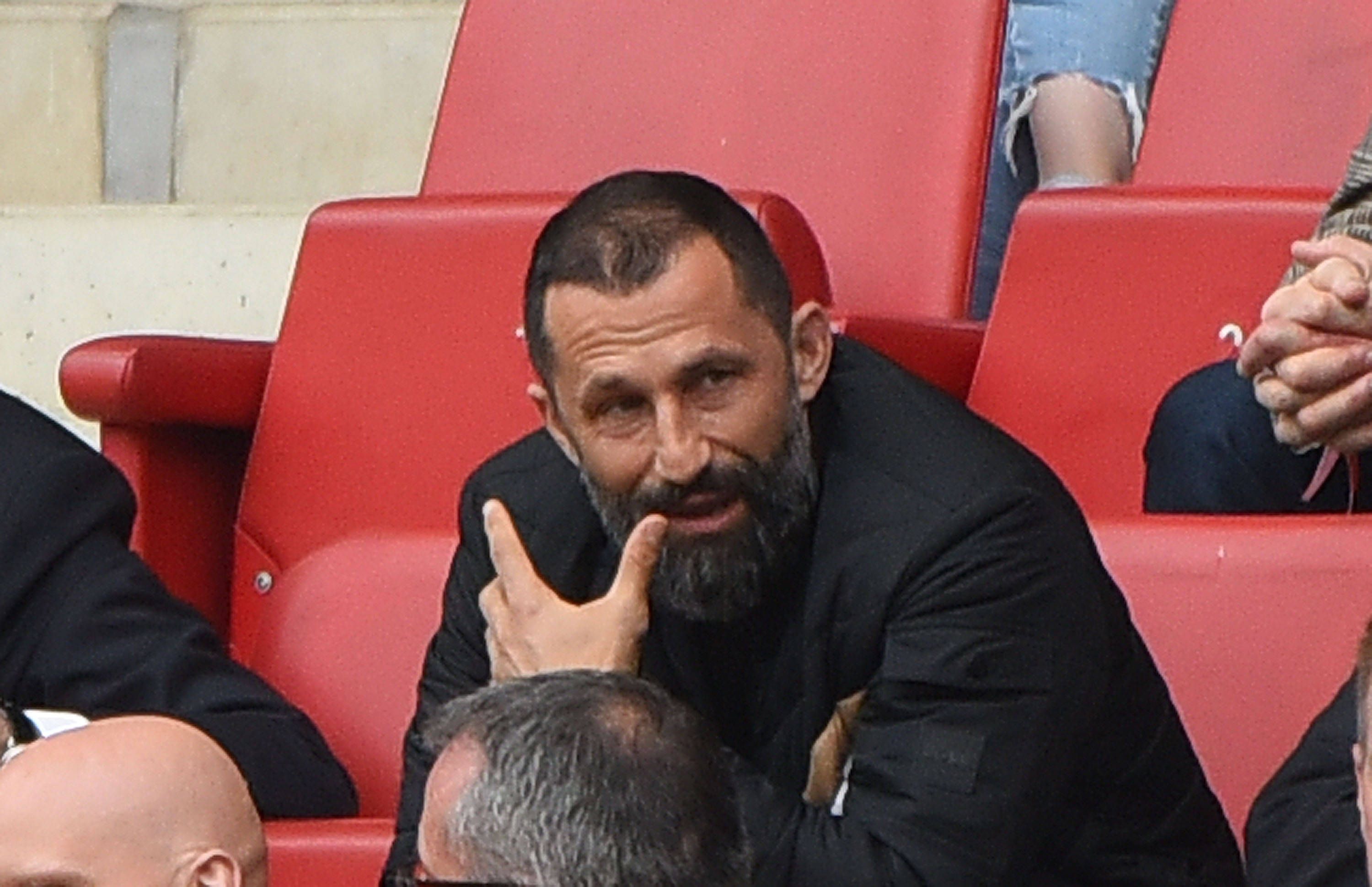 Bayern-Sportvorstand Hasan Salihamidzic könnte der Wunschstürmer durch die Finger gleiten. 