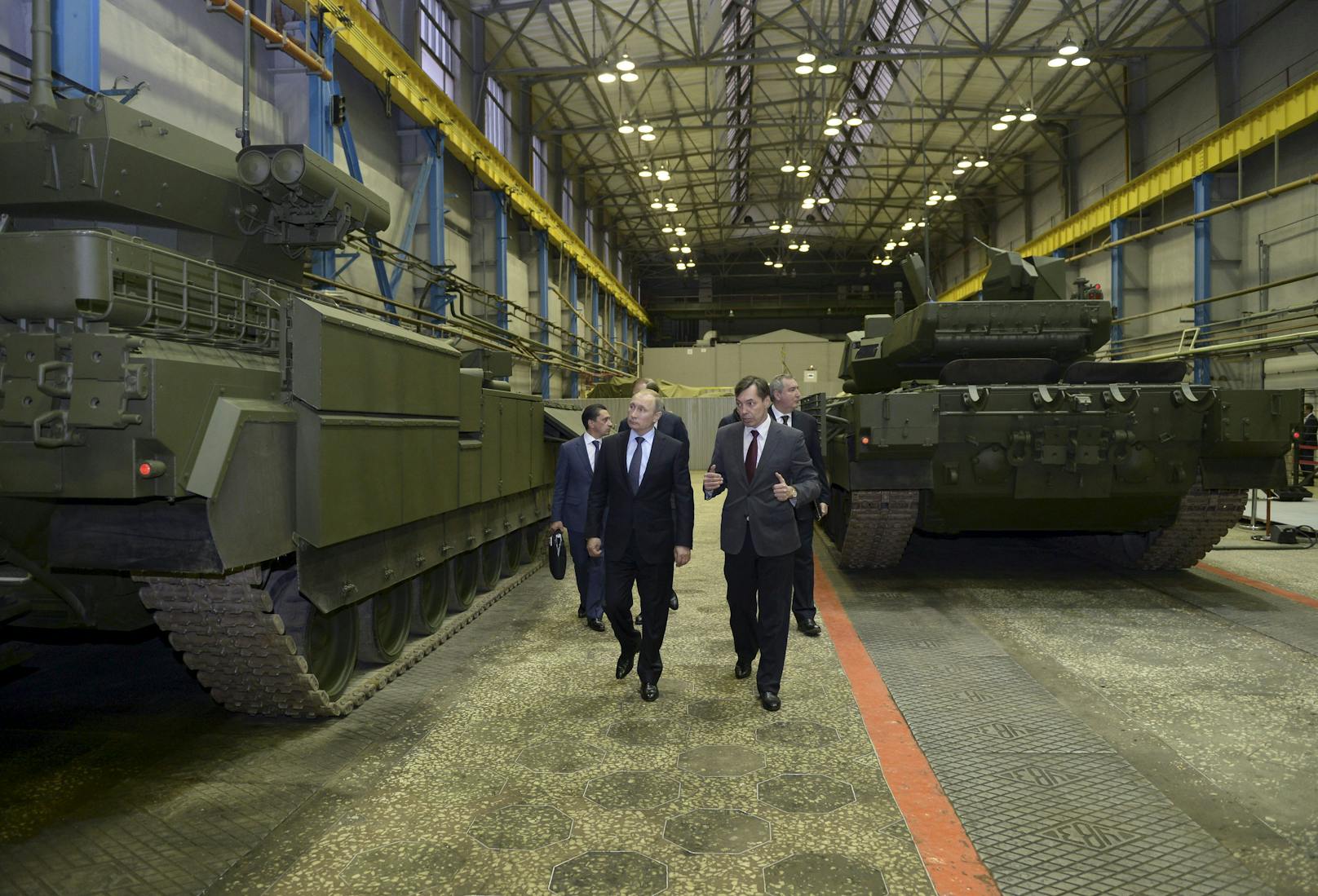 Wladimir Putin bei einer Inspektion der T-14-Produktionsreihe in der Panzerfabrik Uralwagonsawod in Nischni Tagil im November 2015.