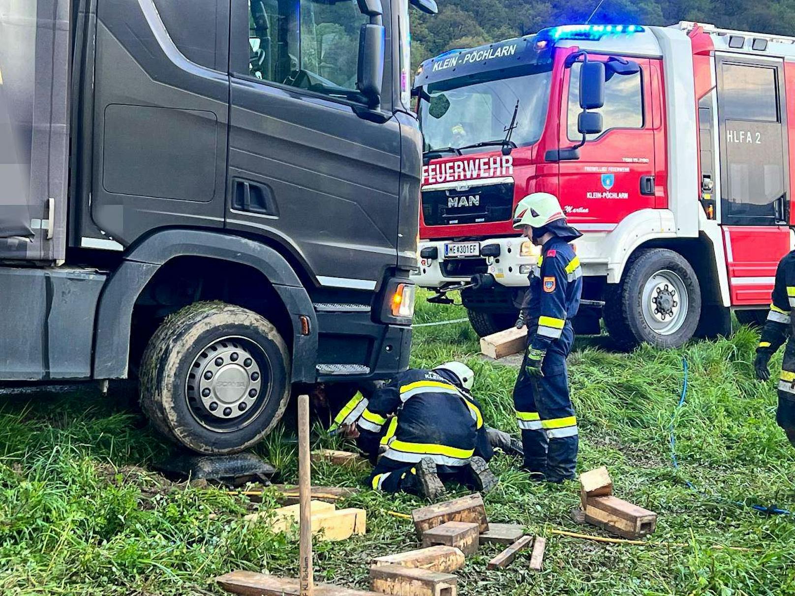 Zwei Feuerwehrmänner im Einsatz.