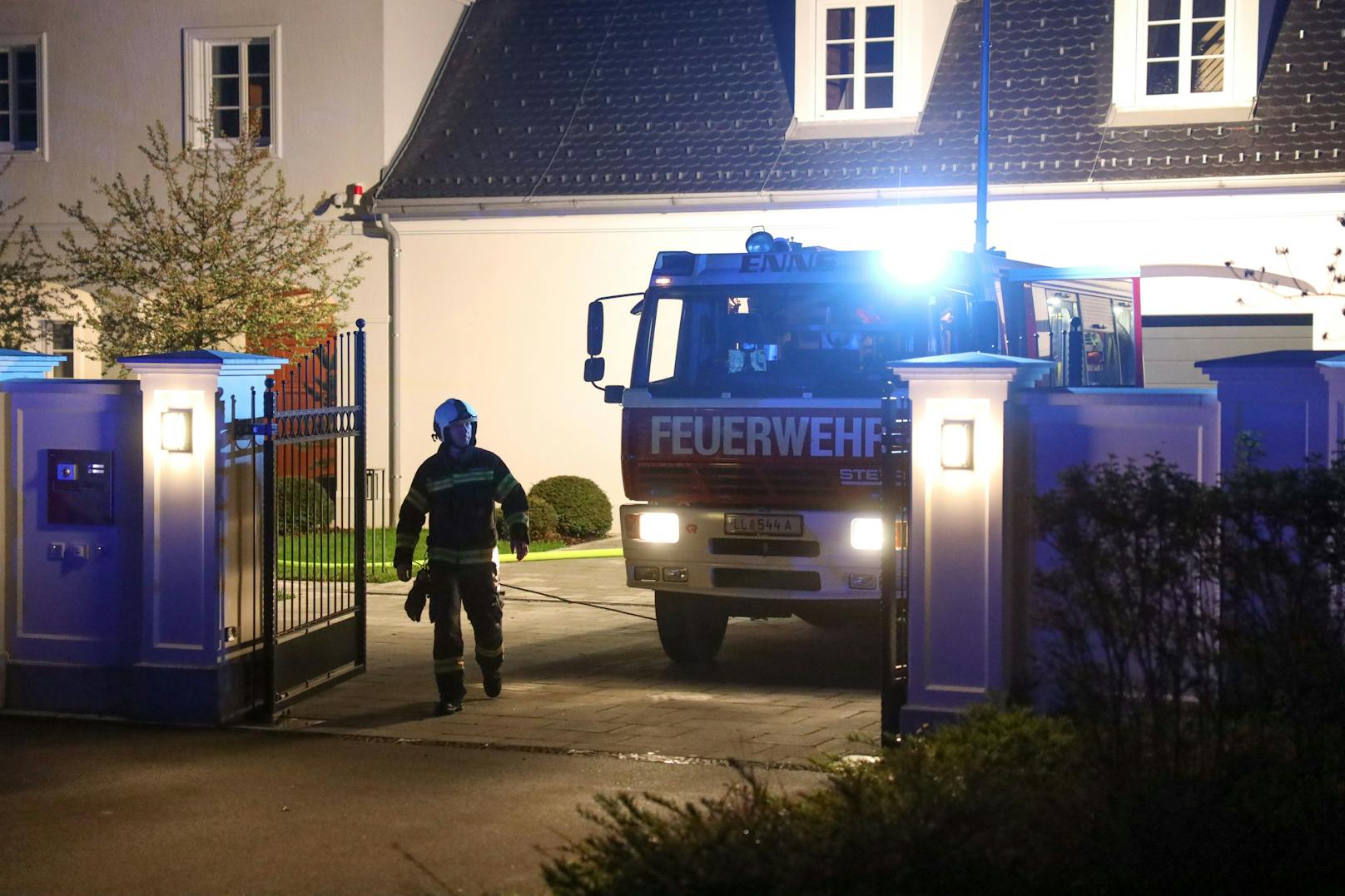 In der Nacht auf Mittwoch ist in einem Wohngebäude in Enns (Bezirk Linz-Land) ein Brand ausgebrochen. Feuerwehr, Rettungsdienst und Polizei standen im Einsatz.