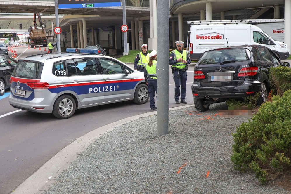 Eine Frau wurde vor der PlusCity von einem Auto-Lenker überrollt und starb an den Folgen ihrer Verletzungen.