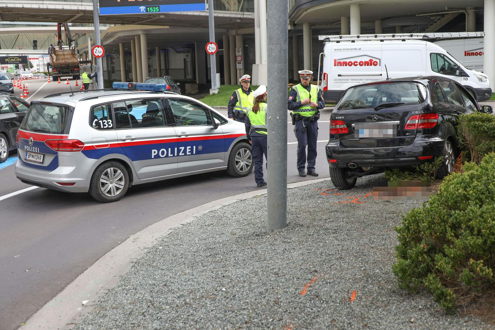 Tödliches Drama vor PlusCity – Auto überrollt Fußgängerin