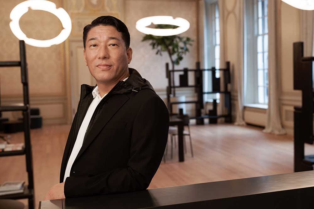 Hun Kim, Design Director von KARL LAGERFELD, setzte sich an das Zeichenpult, um die Handschrift des Modeschöpfers in einer Capsule Collection einzufangen.