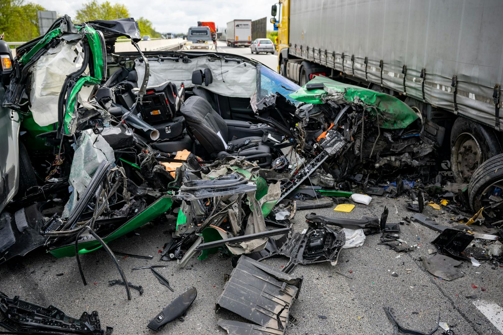 Auf einer Autobahn bei Wels wurde ein Pkw regelrecht zermalmt. Der Lenker hatte dabei offenbar großes Glück, wurde nur leicht verletzt.