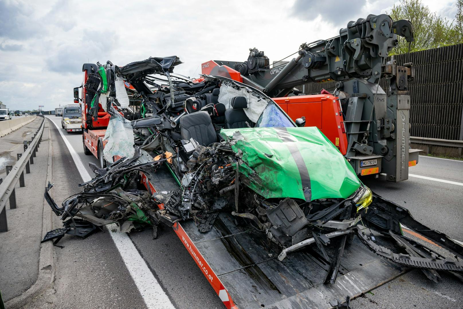 Auf einer Autobahn bei Wels wurde ein Pkw regelrecht zermalmt. Der Lenker hatte dabei offenbar großes Glück, wurde nur leicht verletzt.