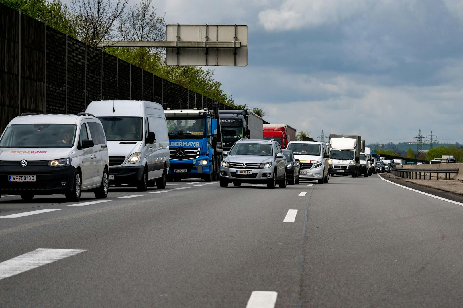 Auf einer Autobahn bei Wels wurde ein Pkw regelrecht zermalmt. Der Lenker hatte dabei offenbar großes Glück, wurde nur leicht verletzt.