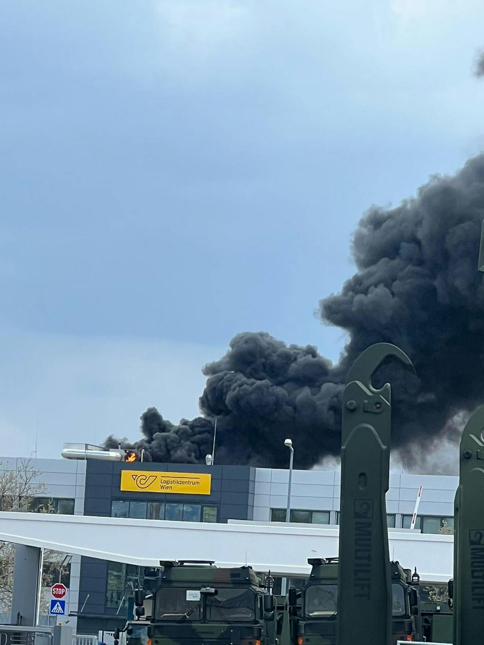 Riesige Rauchwolke über Wien – Feuer in der Post-Zentrale